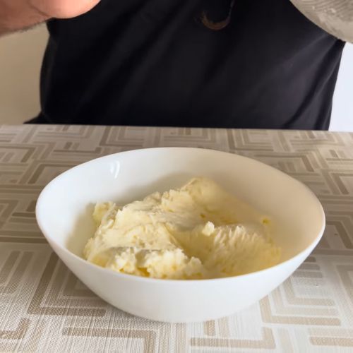 Domowe masło zrobisz w 4 minuty. Wystarczy słoik i 2 składniki