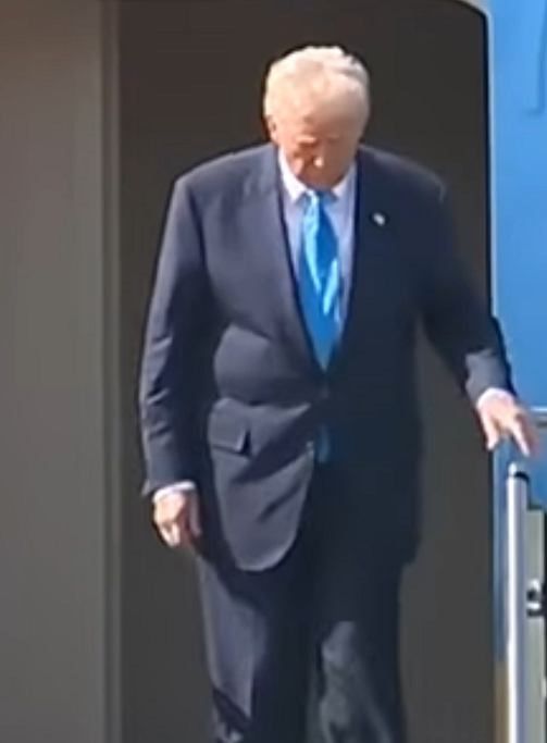 "Potykał się i mamrotał". Szokujące nagranie z Trumpem w sieci