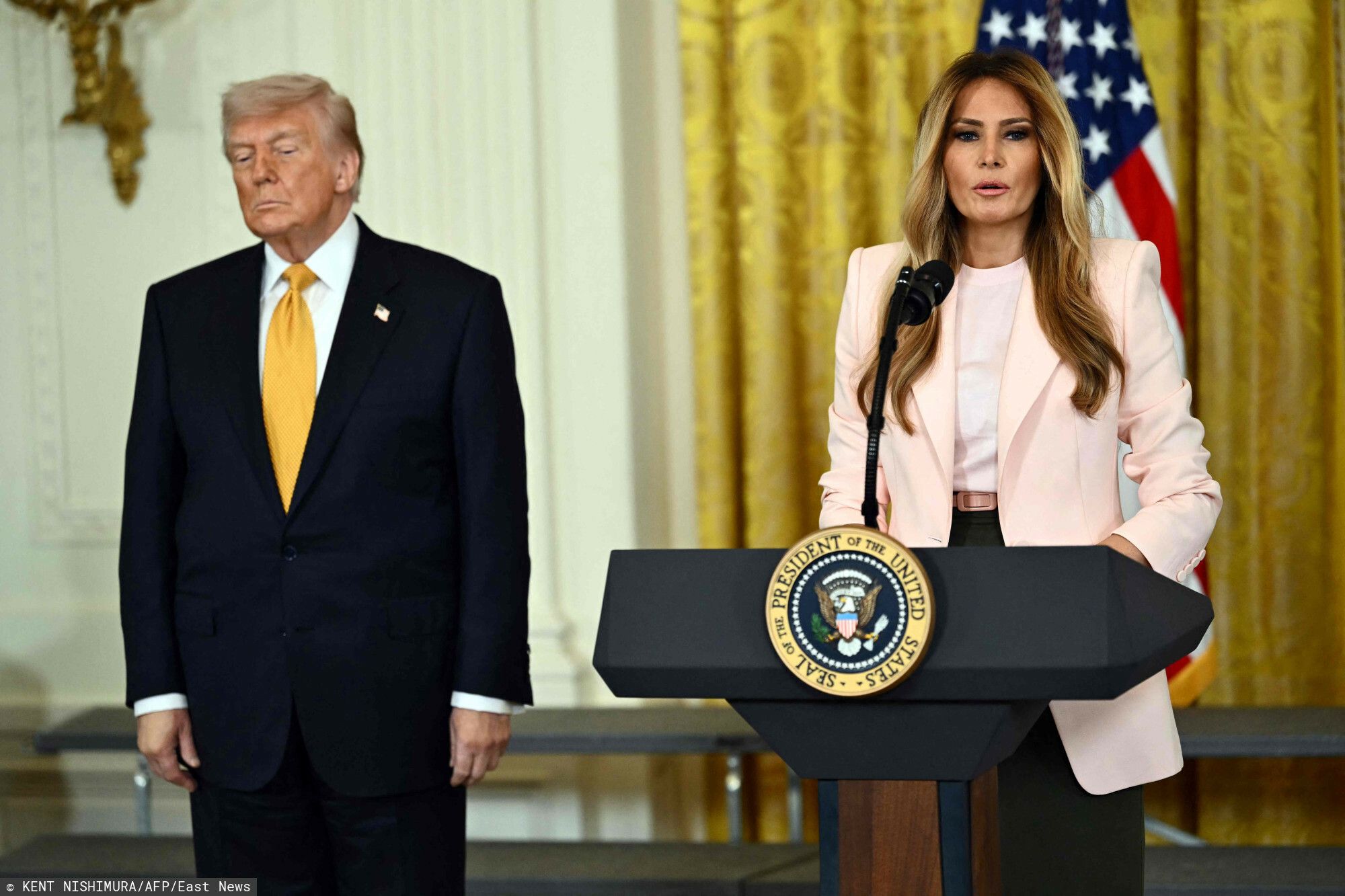 Trump chwycił żonę. Wszystko na oczach kamer. Ale miała minę