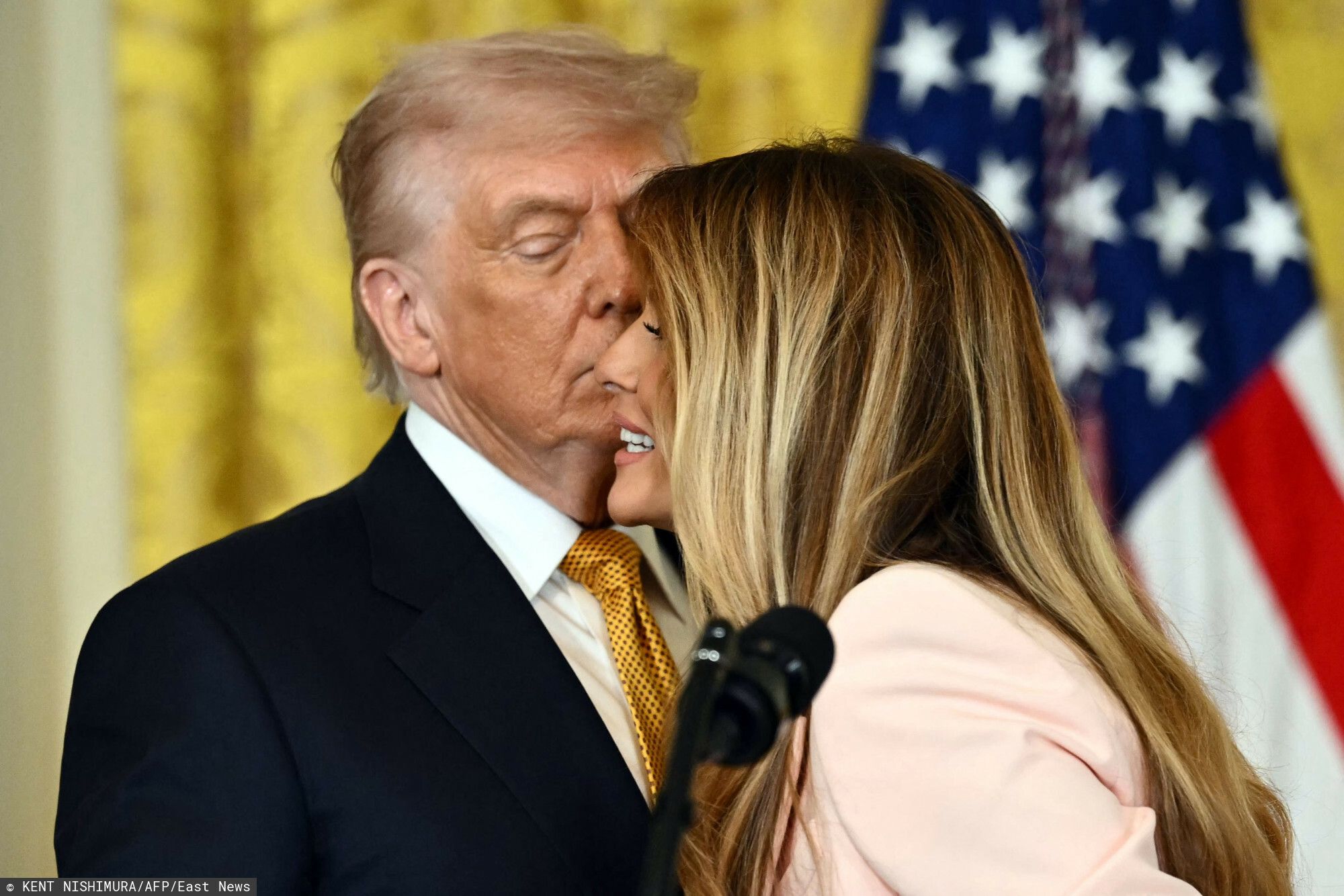 Trump chwycił żonę. Wszystko na oczach kamer. Ale miała minę