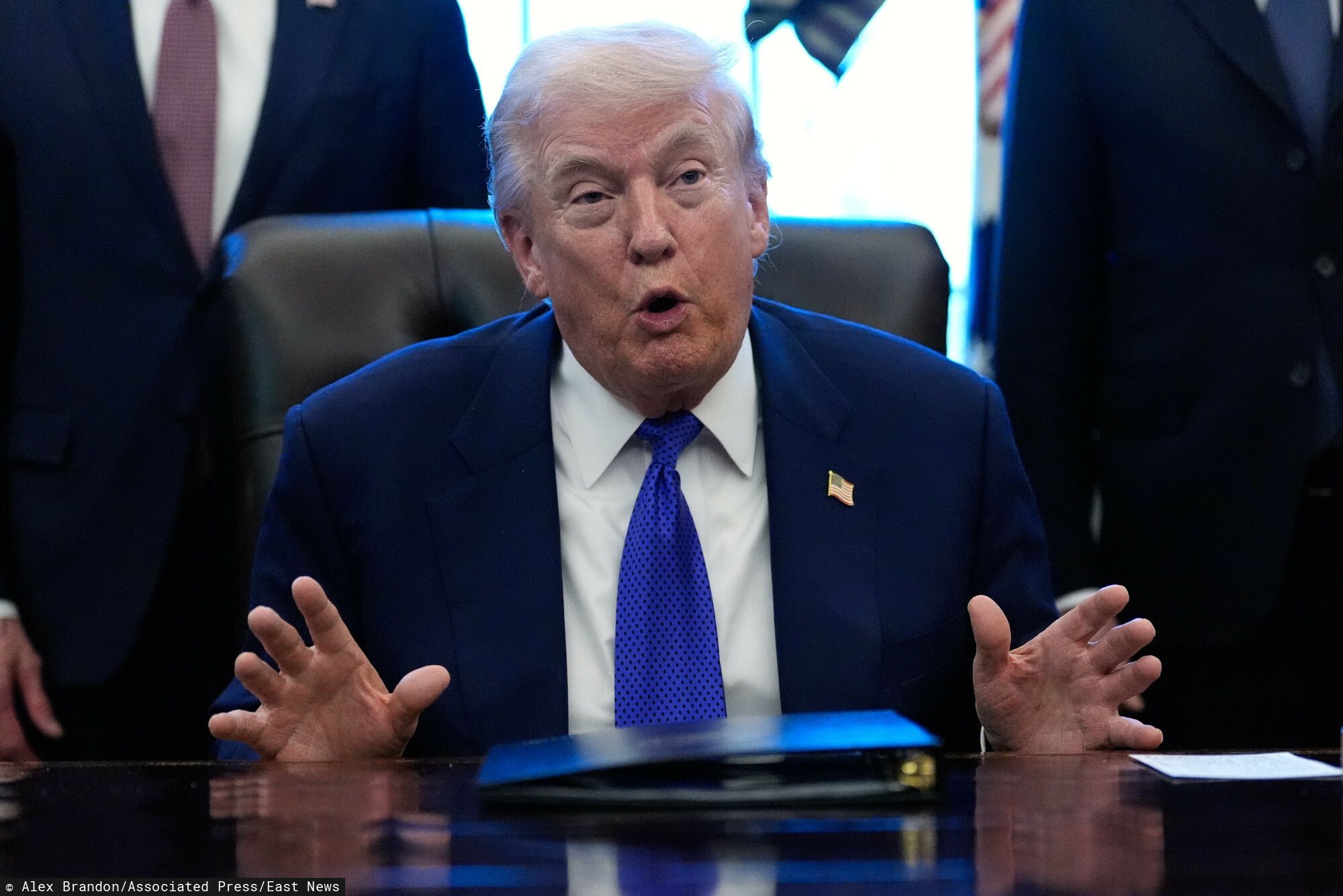 Trump naprawdę zrobił to w czasie konferencji? Jedna z kobiet aż złapała się za nos