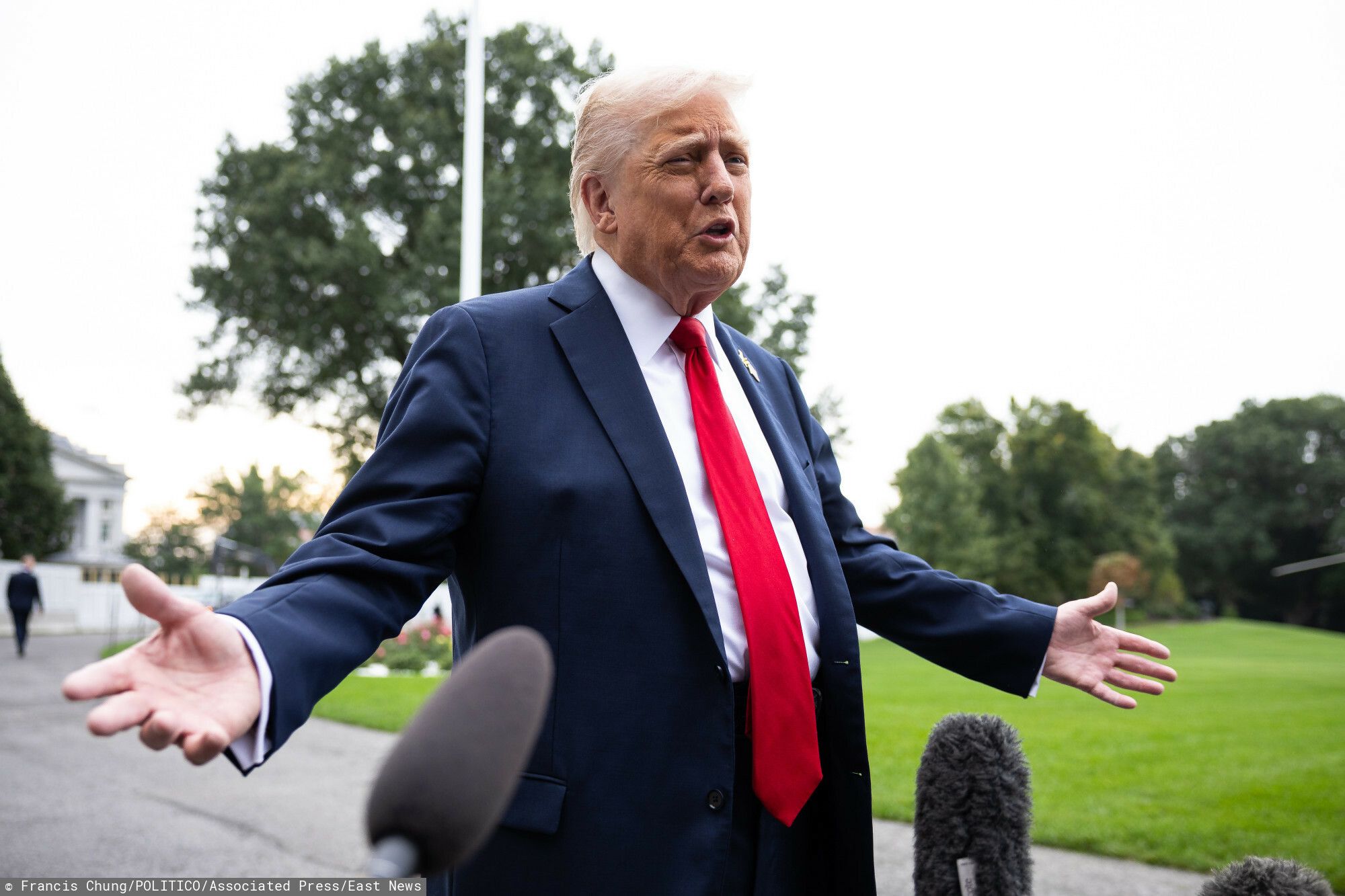 Donald Trump na spotkaniu z generałami, fot. East News