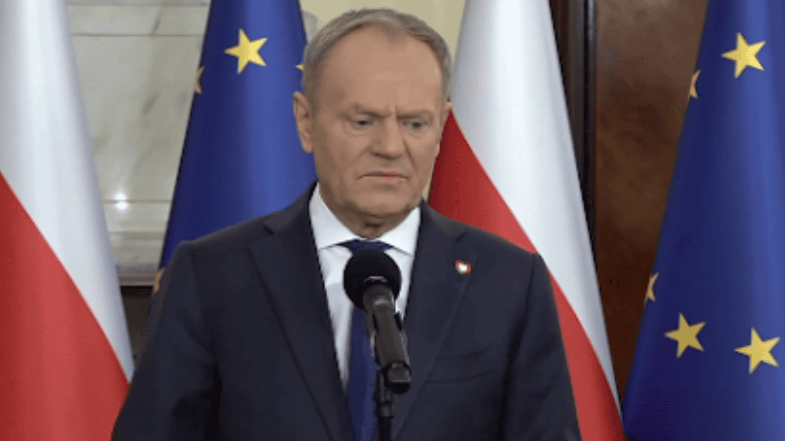 Zmieszany Tusk po pytaniu dziennikarki o Nawrockiego. Z prezydentem łączy go zaskakująco mało