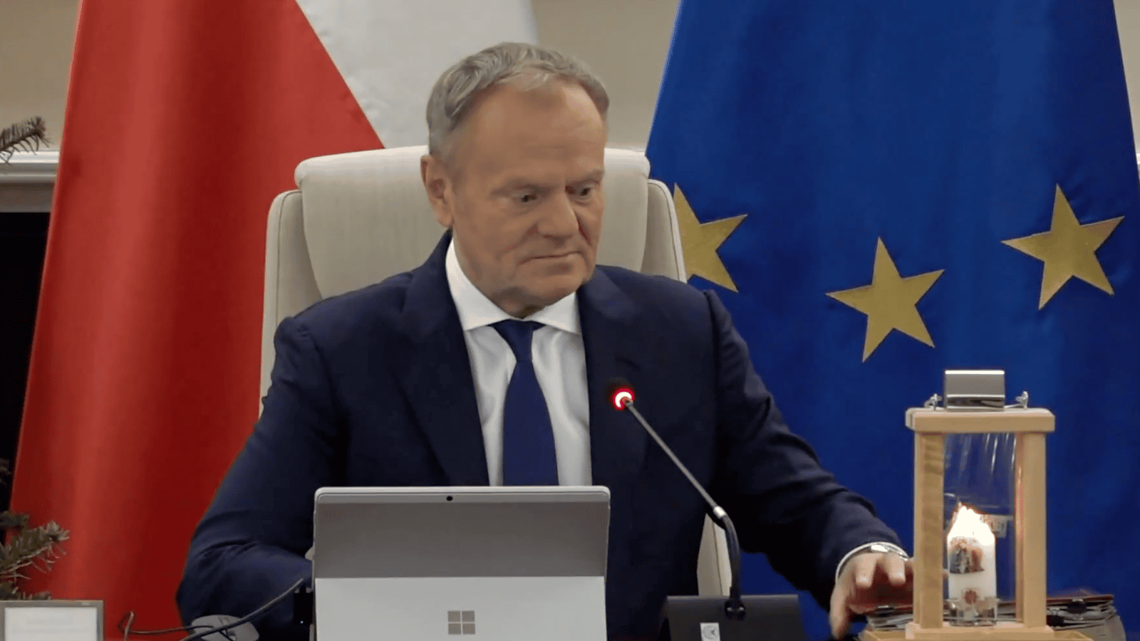 Świąteczne posiedzenie rządu: życzenia, ustawy i włączony mikrofon