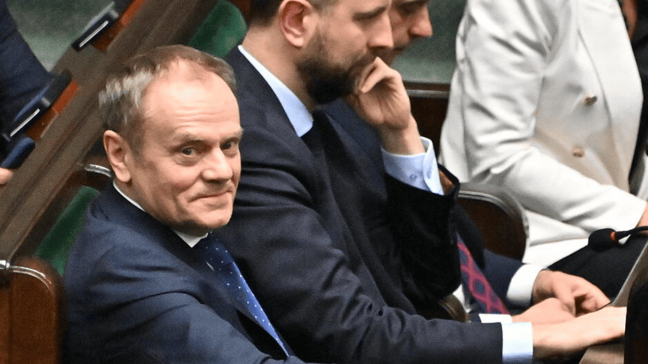 "Musi się liczyć z pewnymi konsekwencjami". Tusk ostrzega Hołownię