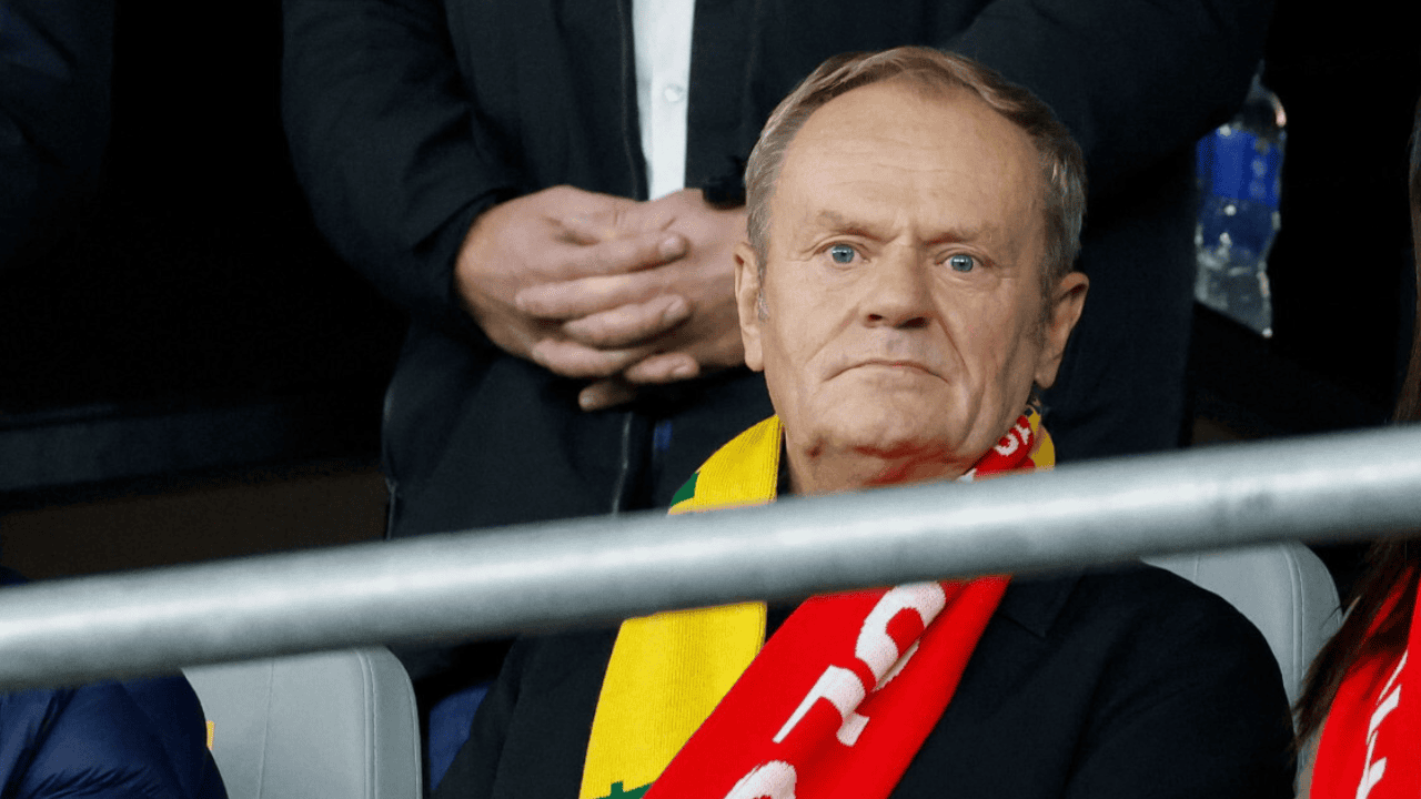 Kibice wywiesili transparent o Tusku. Bardzo mocne słowa