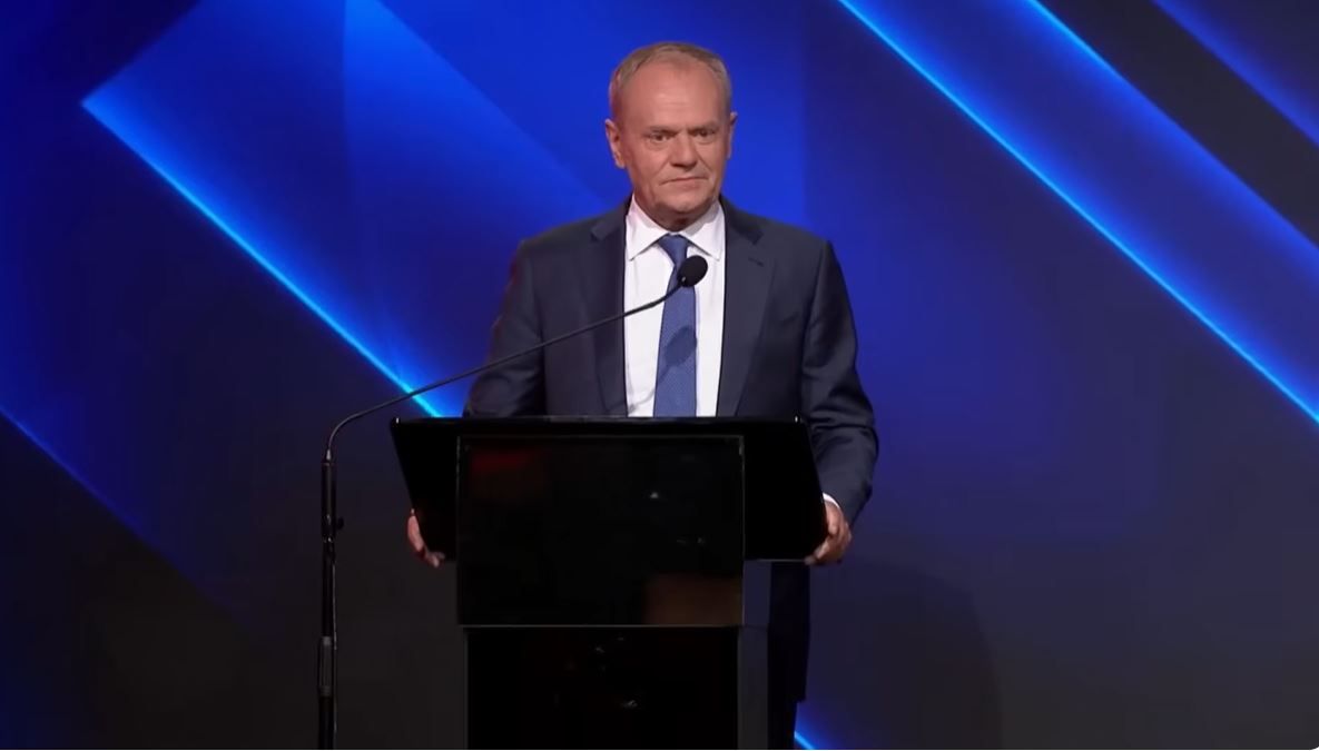 Tusk wszedł na scenę i się zaczęło. Pierwsze zdanie i salwa śmiechu przeszła przez widownię