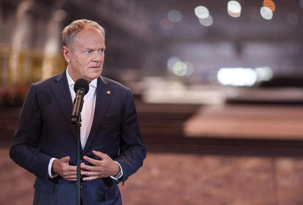 Donald Tusk w hucie.jpg