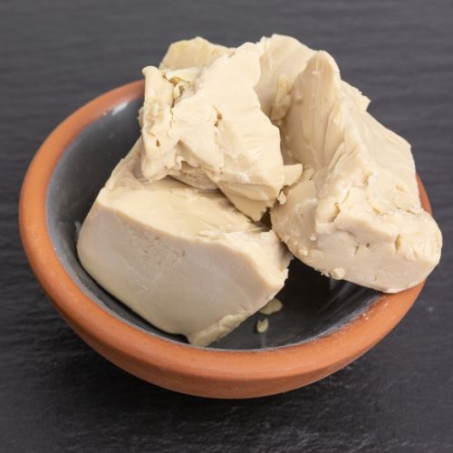 Wymieszaj z wodą i cukrem i podlej hortensje. Latem obsypią kwiatami