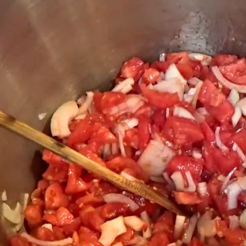 Dusimy pomidory i cebulę na sos.jpg