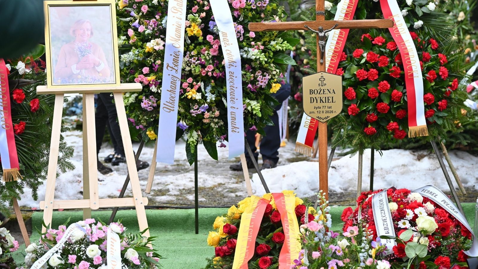 Od pogrzebu minął tydzień, a tu taki widok na grobie Bożeny Dykiel. Fani nie uszanowali prośby rodziny i jeszcze ta wiązanka