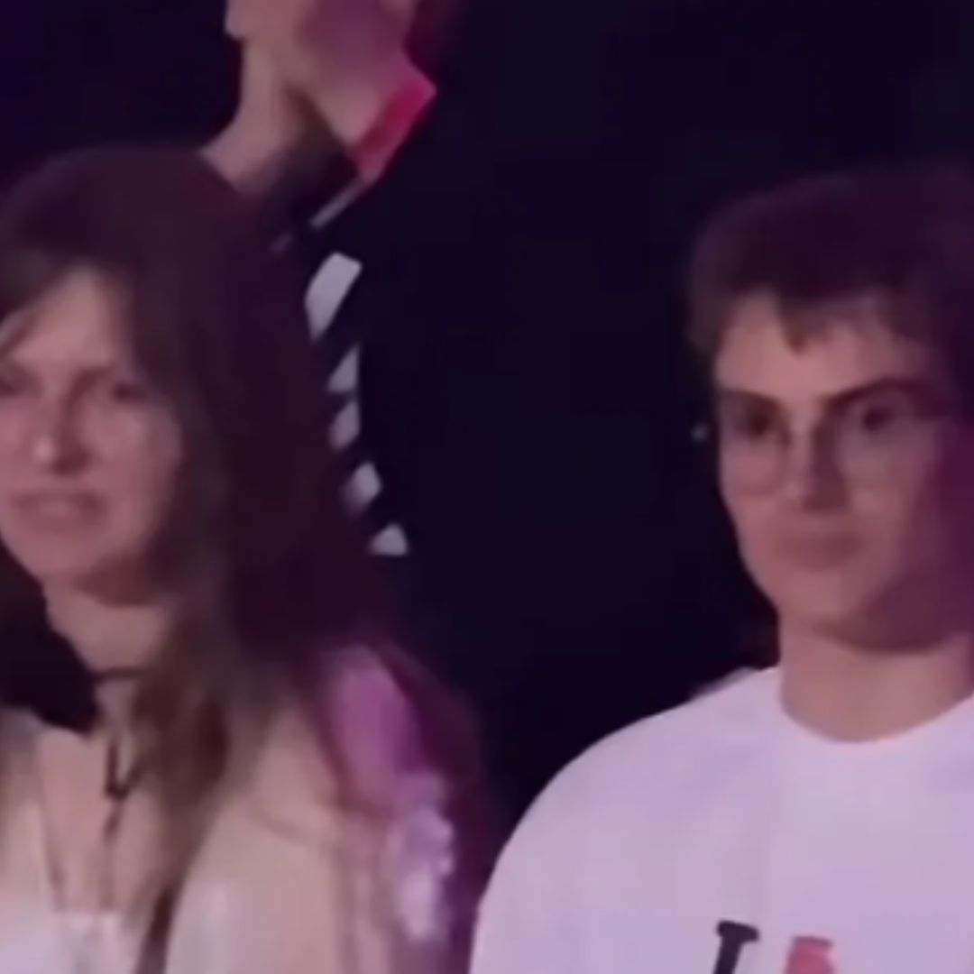 Wypatrzono dzieci Izy Kuny na widowni. Nadia wygląda jak kopia mamy, a Stanisław? Niezły przystojniak