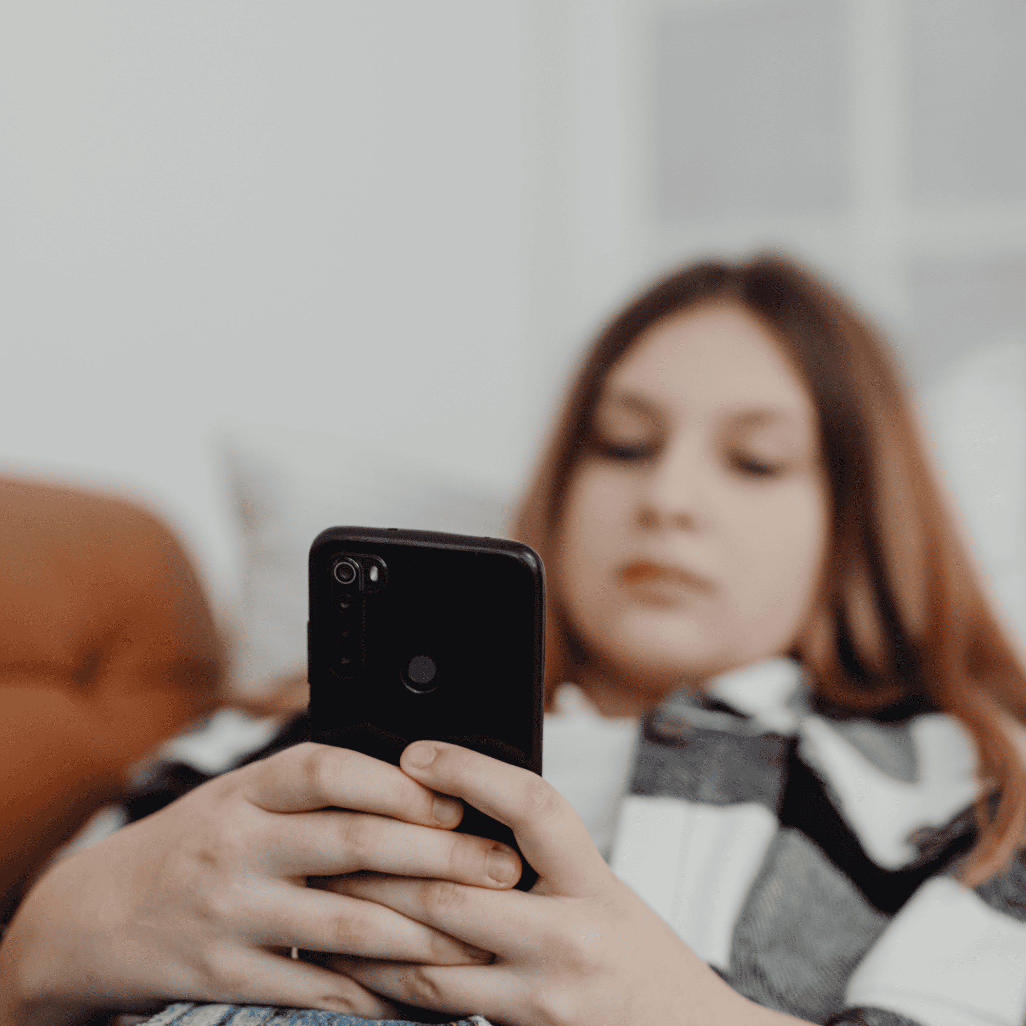 Koniec Facebooka dla dzieci do 15 lat? Psycholog ostrzega: "Sama blokada nie zadziała"