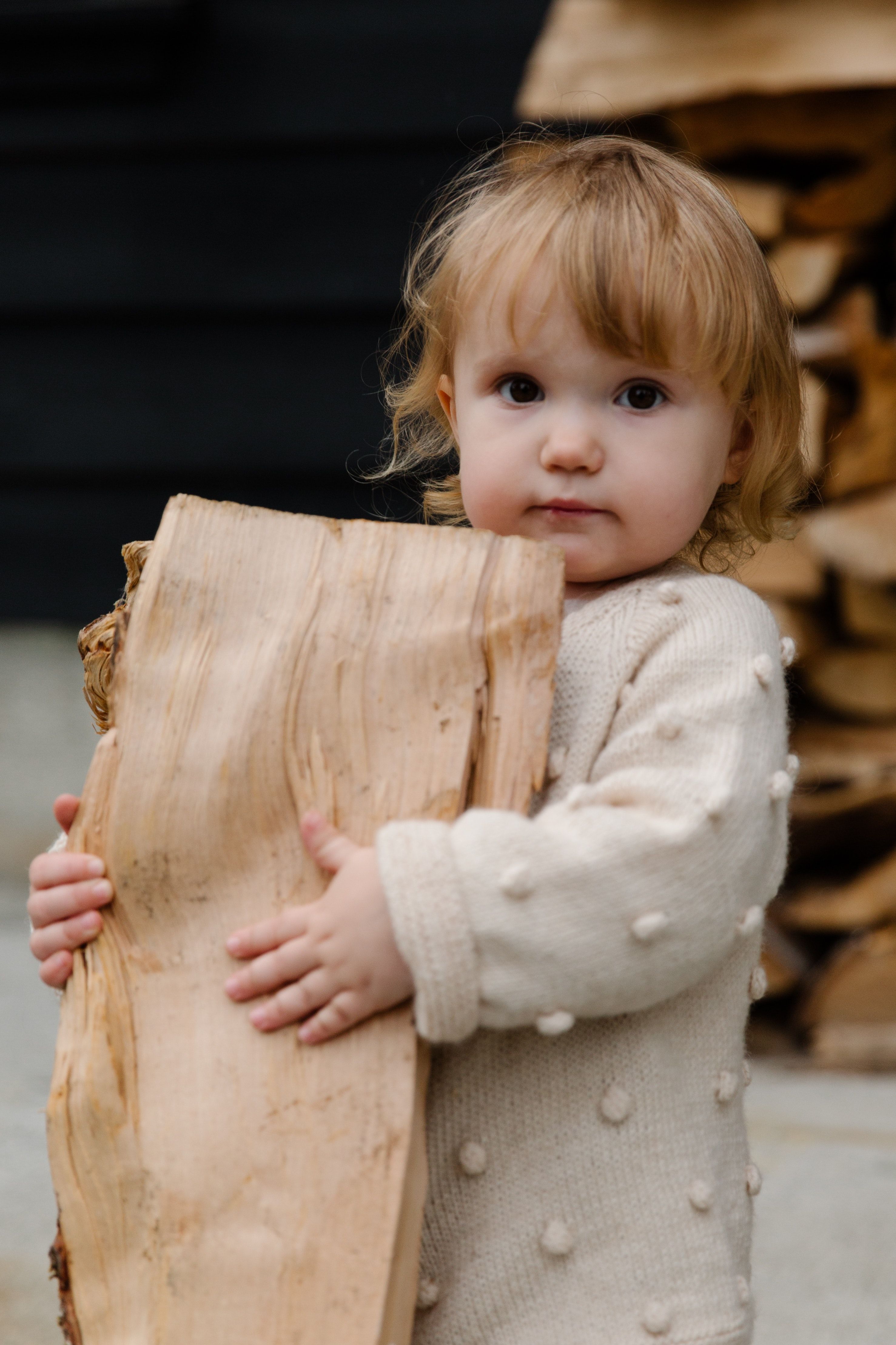 Dziewczynka z drewnem