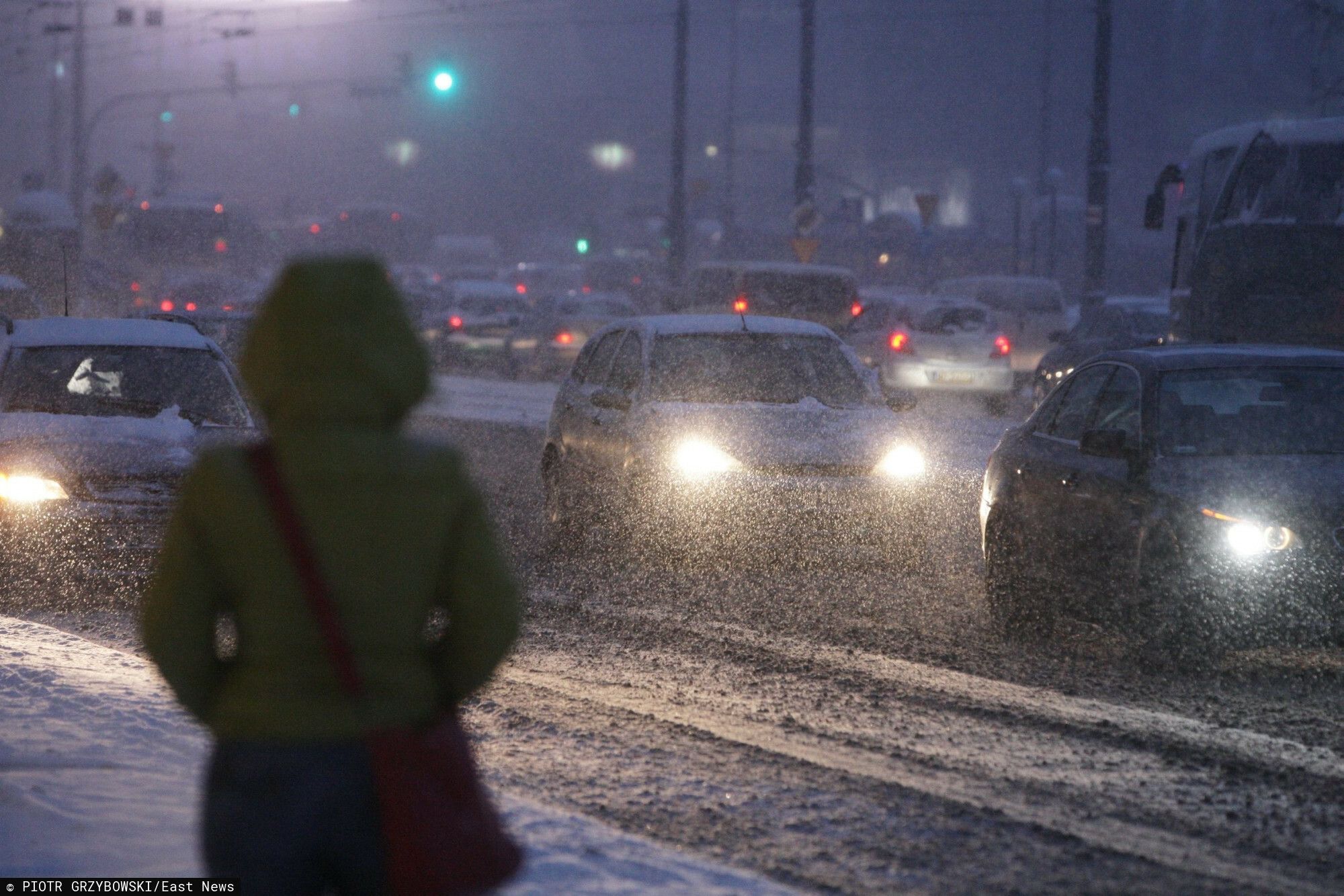 śnieżyca zamieć snieżna droga kobieta auta
