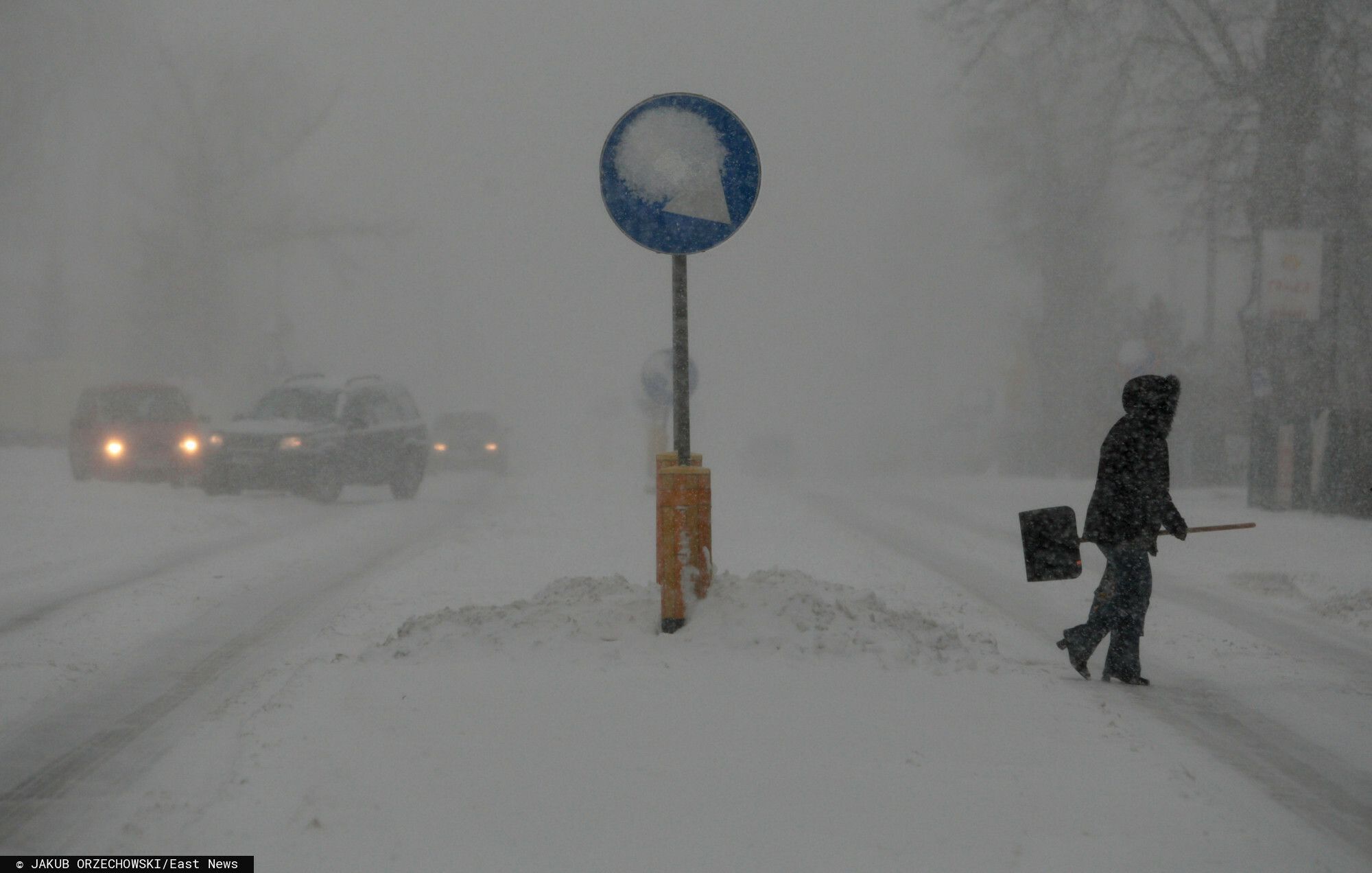 śnieg zamieć śnieżna droga znak osoba auta