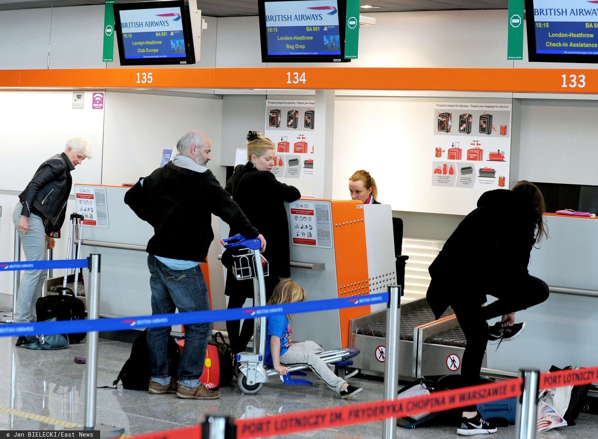 Pasażerowie na lotnisku w Warszawie 