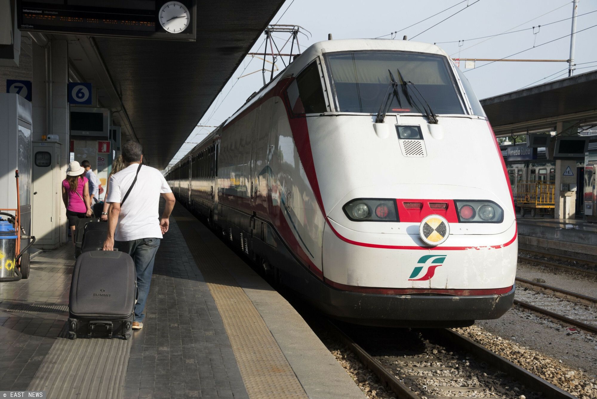 Pociąg, stacja we Włoszech, pasażerowie