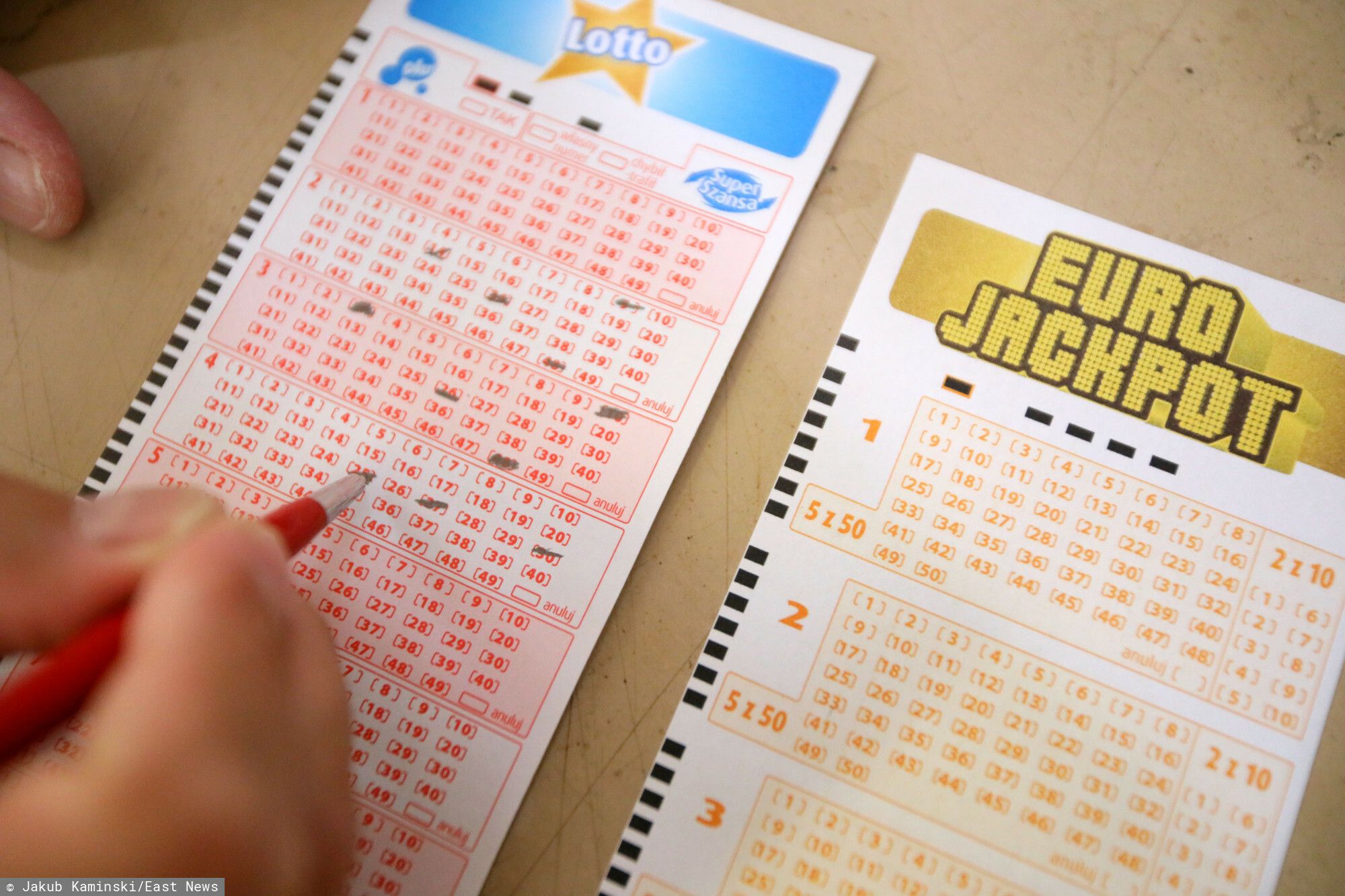 Kupony Lotto, EuroJackpot, ołówek, dłoń