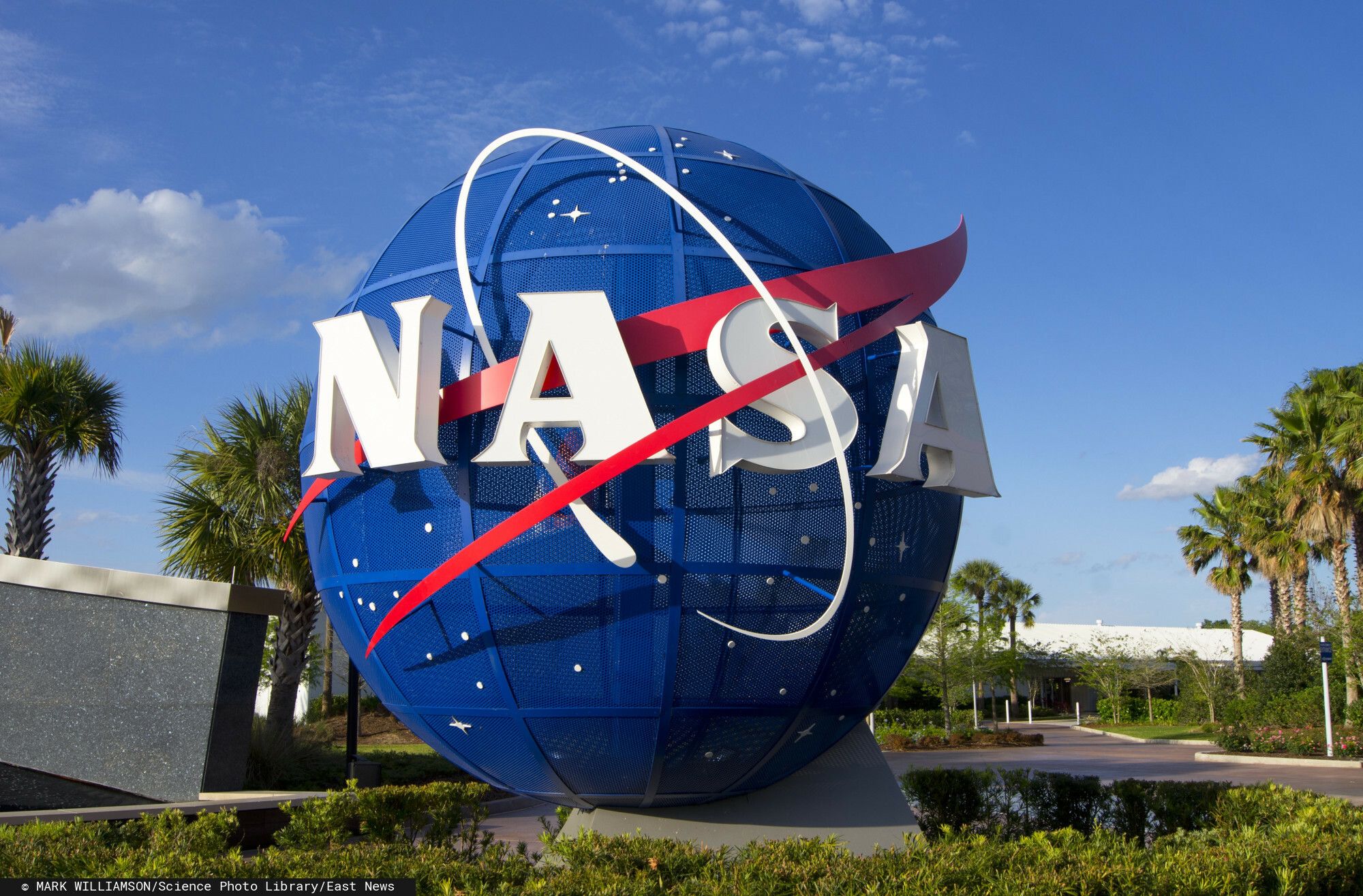 Znak w kształcie kuli przedstawiający trójwymiarową reprezentację oryginalnego logo NASA