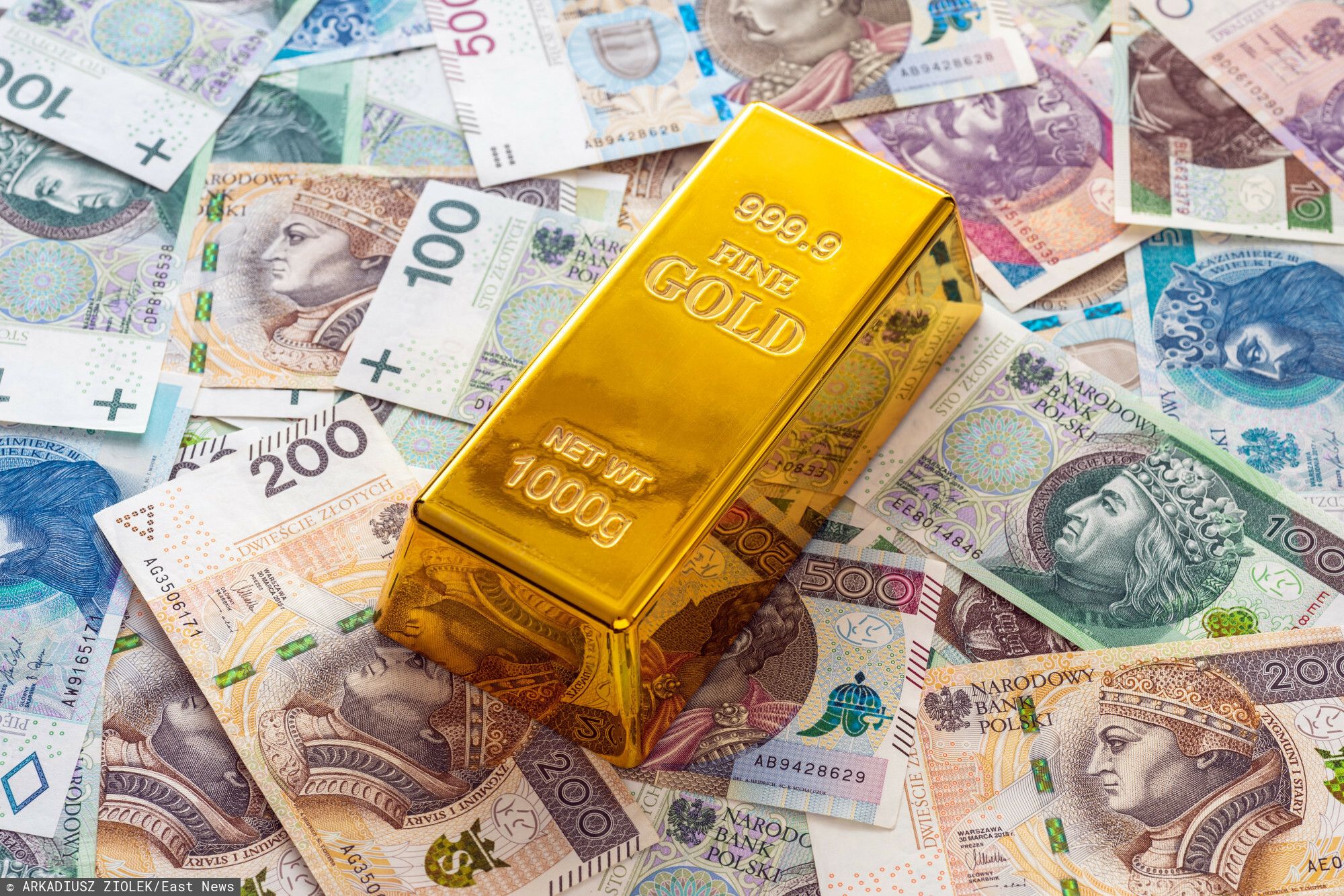 Pieniądze i sztabka złota