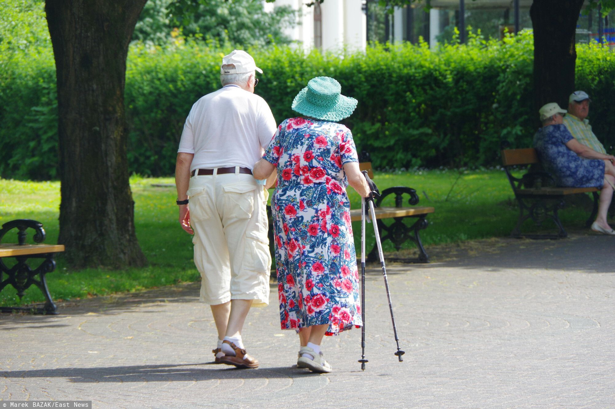 emeryci-seniorzy-spacer