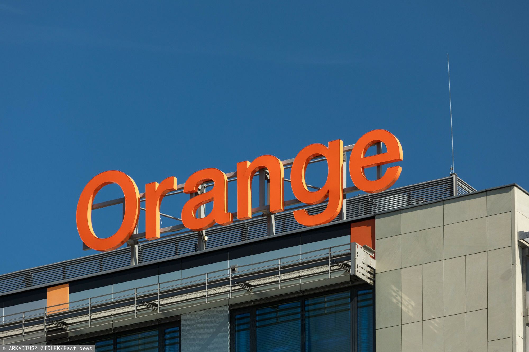 Orange, logo, budynek