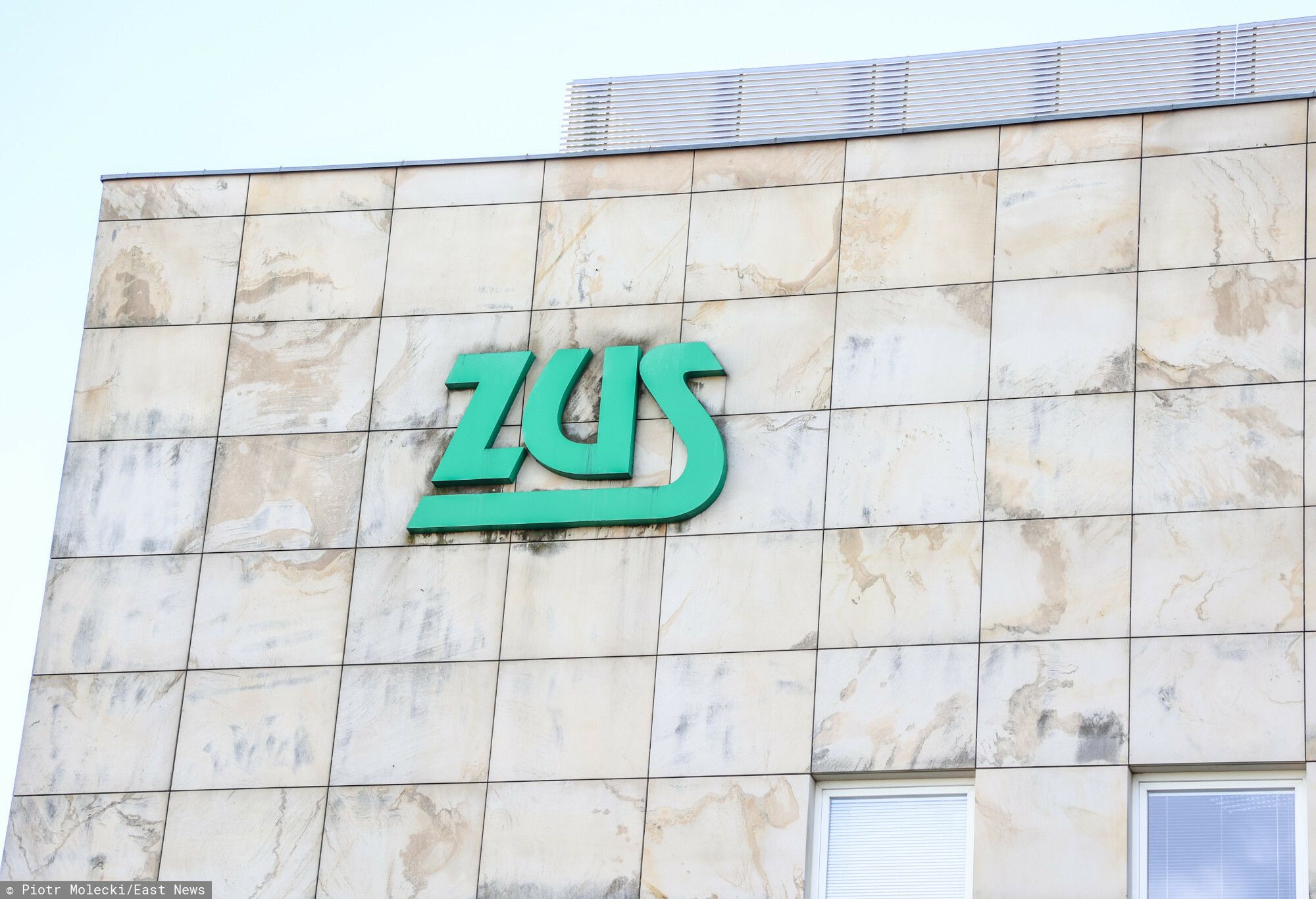 zus-logo-budynek