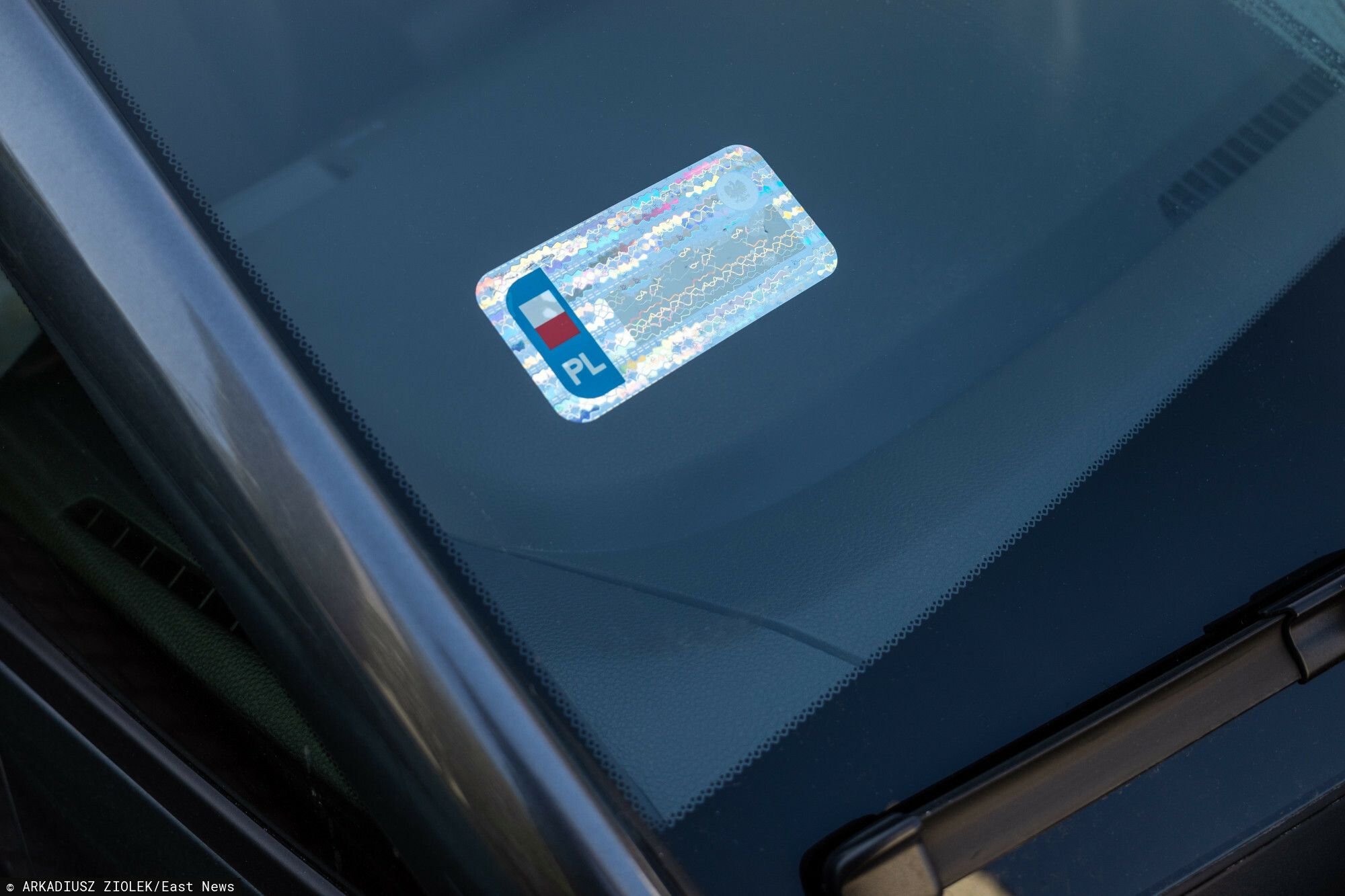 naklejka kontrolna z numerem rejestracyjnym na szybie przedniej samochodowej