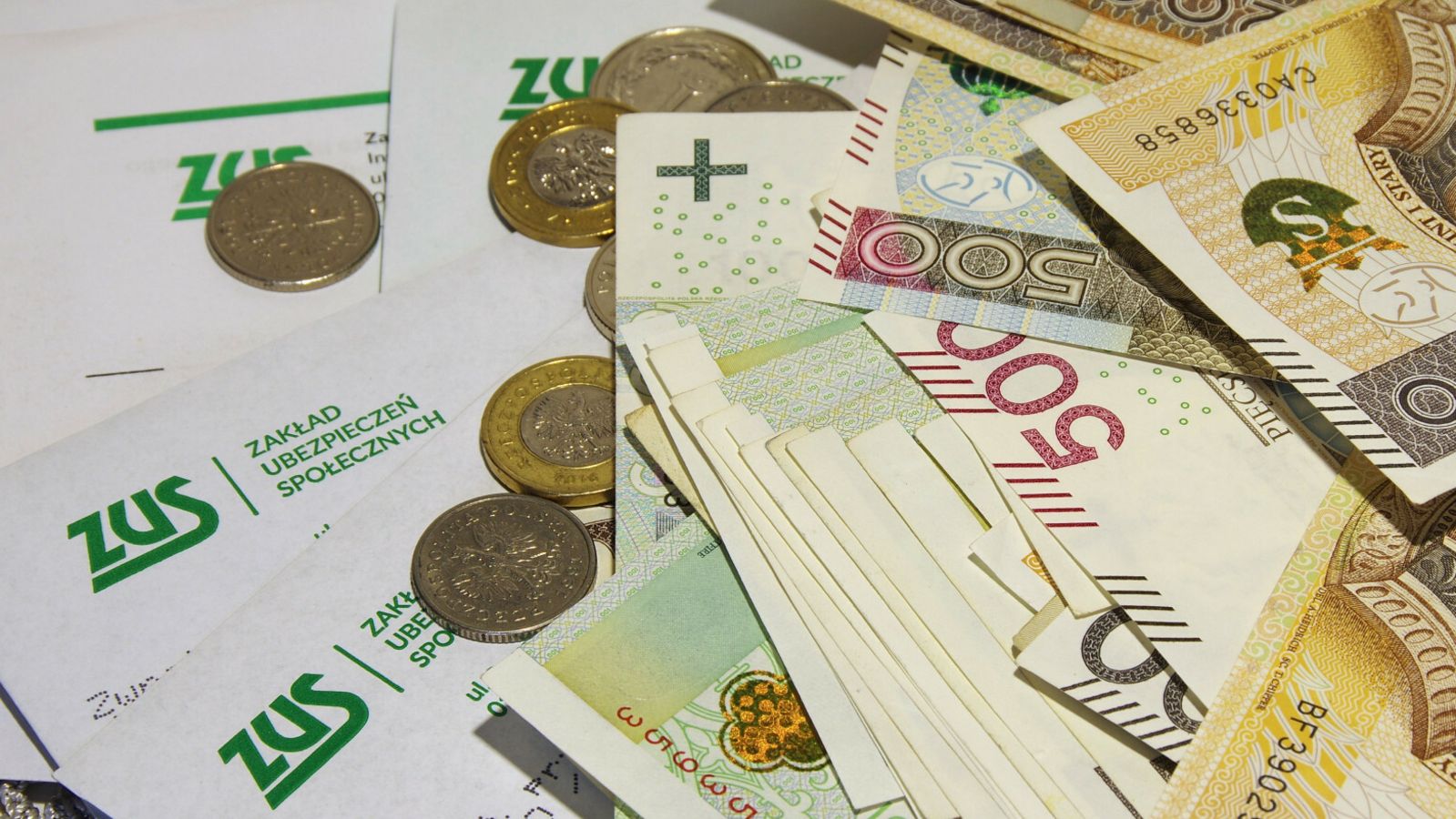 Tyle trzeba zarabiać w wieku 40 lat, by ZUS wypłacał 8 tys. zł emerytury. Padły konkretne kwoty
