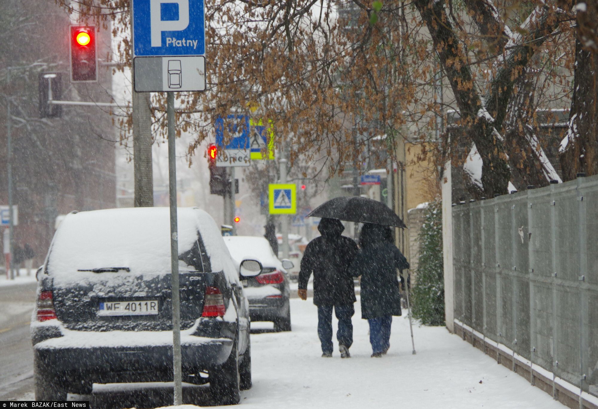śnieg ulica para znaki drogowe ludzie