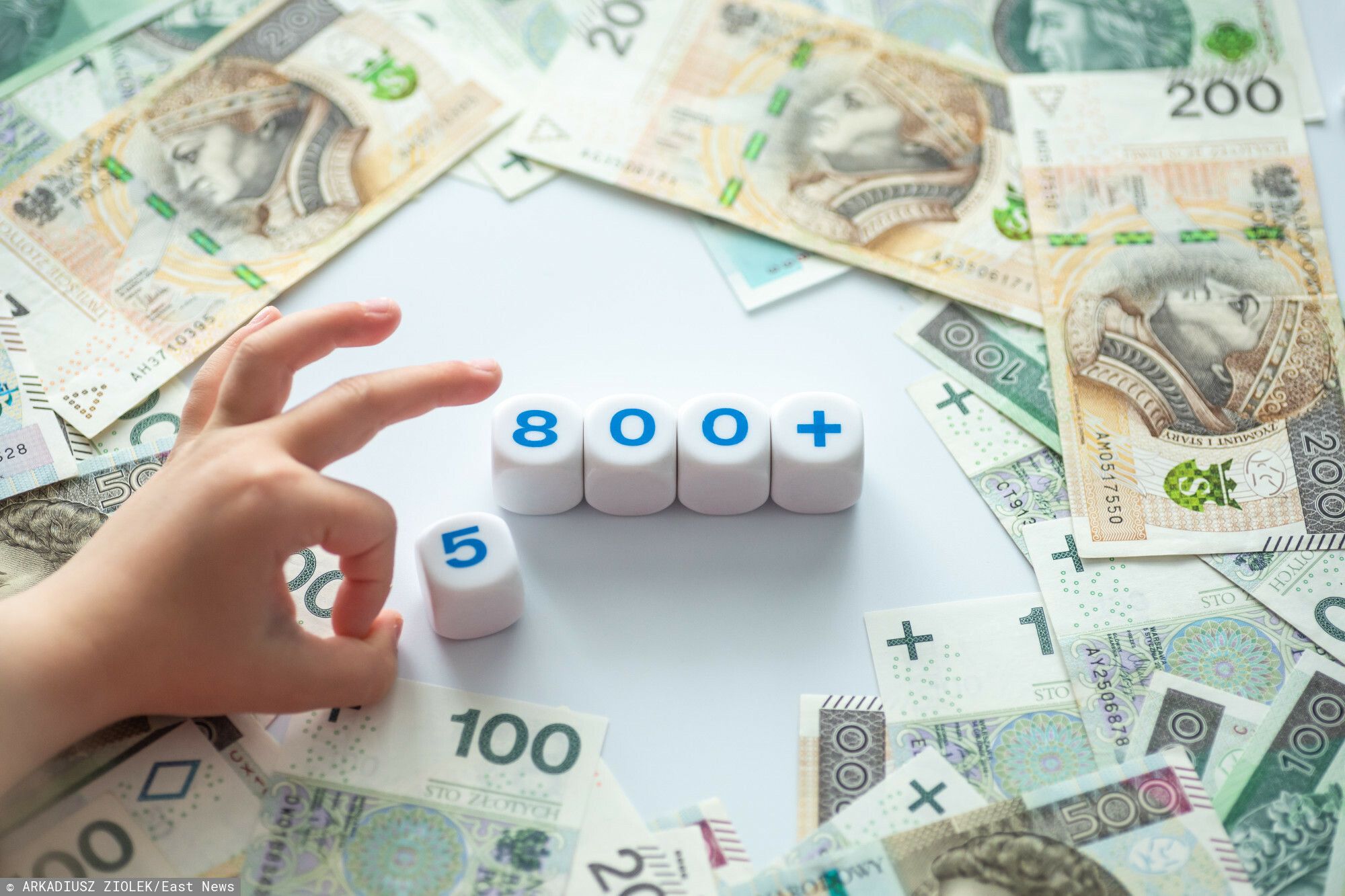 ZUS zmienia terminy wypłat 800 plus w grudniu. W tych dniach przyjdą przelewy, rodzice muszą wiedzieć