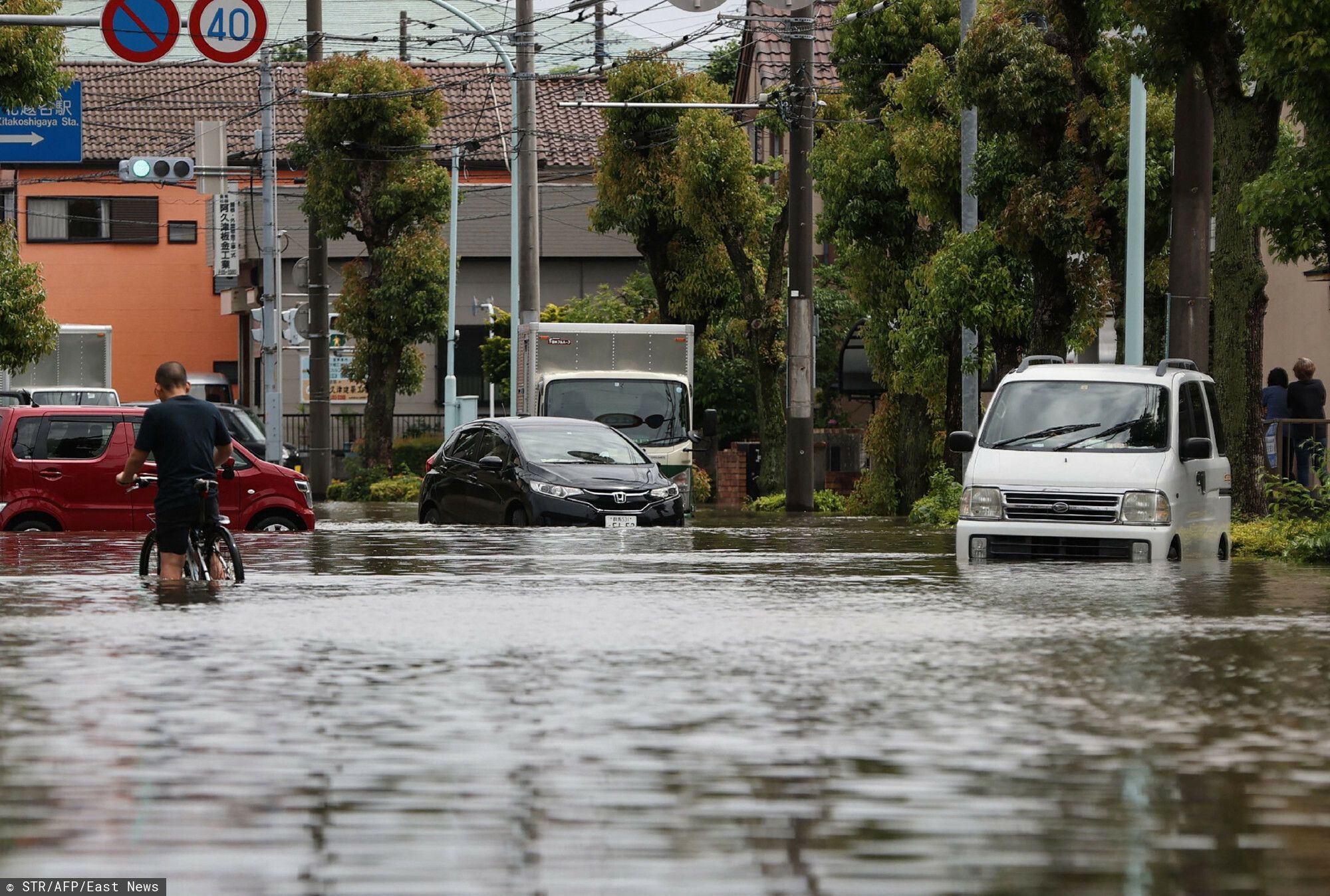Woda wdarła się do domów, zalała drogi i auta. Nie żyją dwie osoby, japońskie służby apelują do mieszkańców