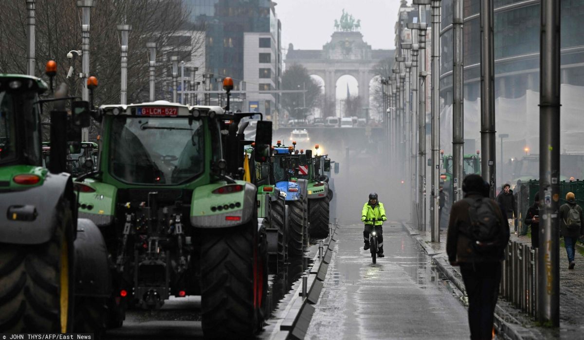 Protest w Brukseli powrócił ze zdwojoną siłą. Podpalono słomę i opony