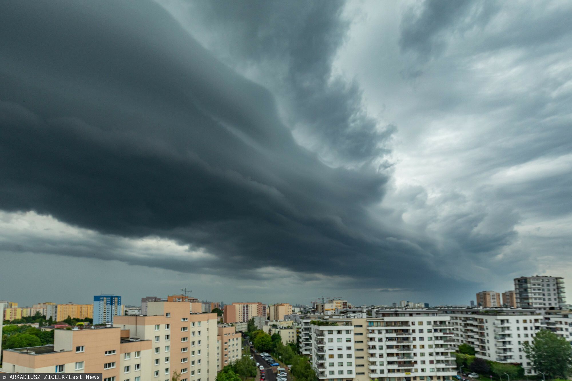 Gwałtowne burze nadciągają nad Polskę. Jest pilny alert RCB, "znajdź bezpieczne schronienie"