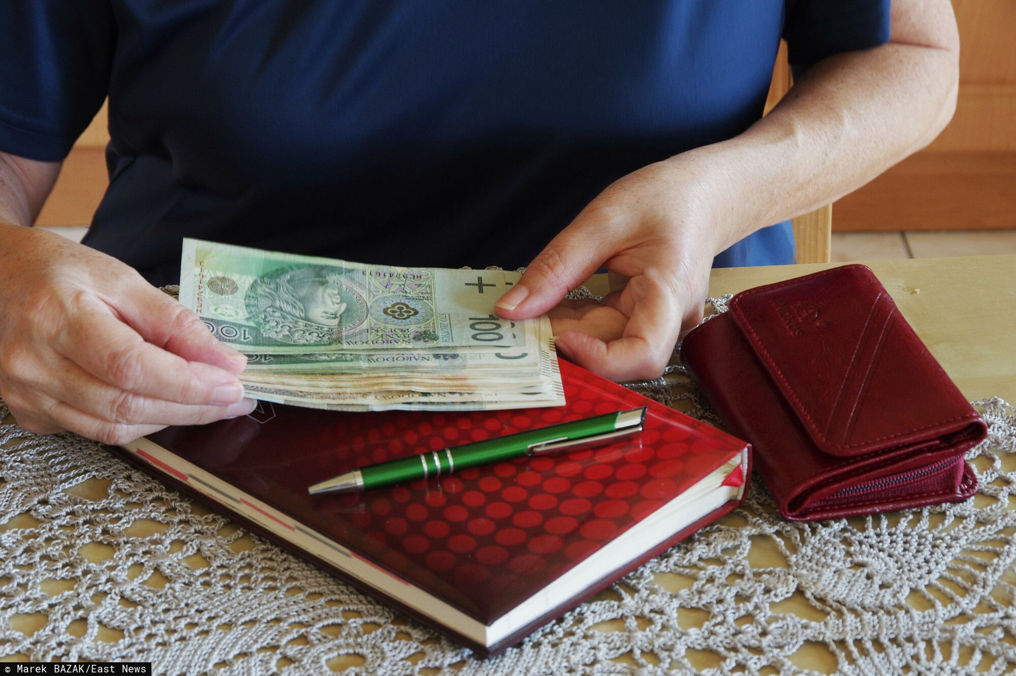 Dodatkowe pieniądze dla emerytów, w lutym na konta wpłynie choćby 378 zł. Nie każdy dostanie przelew