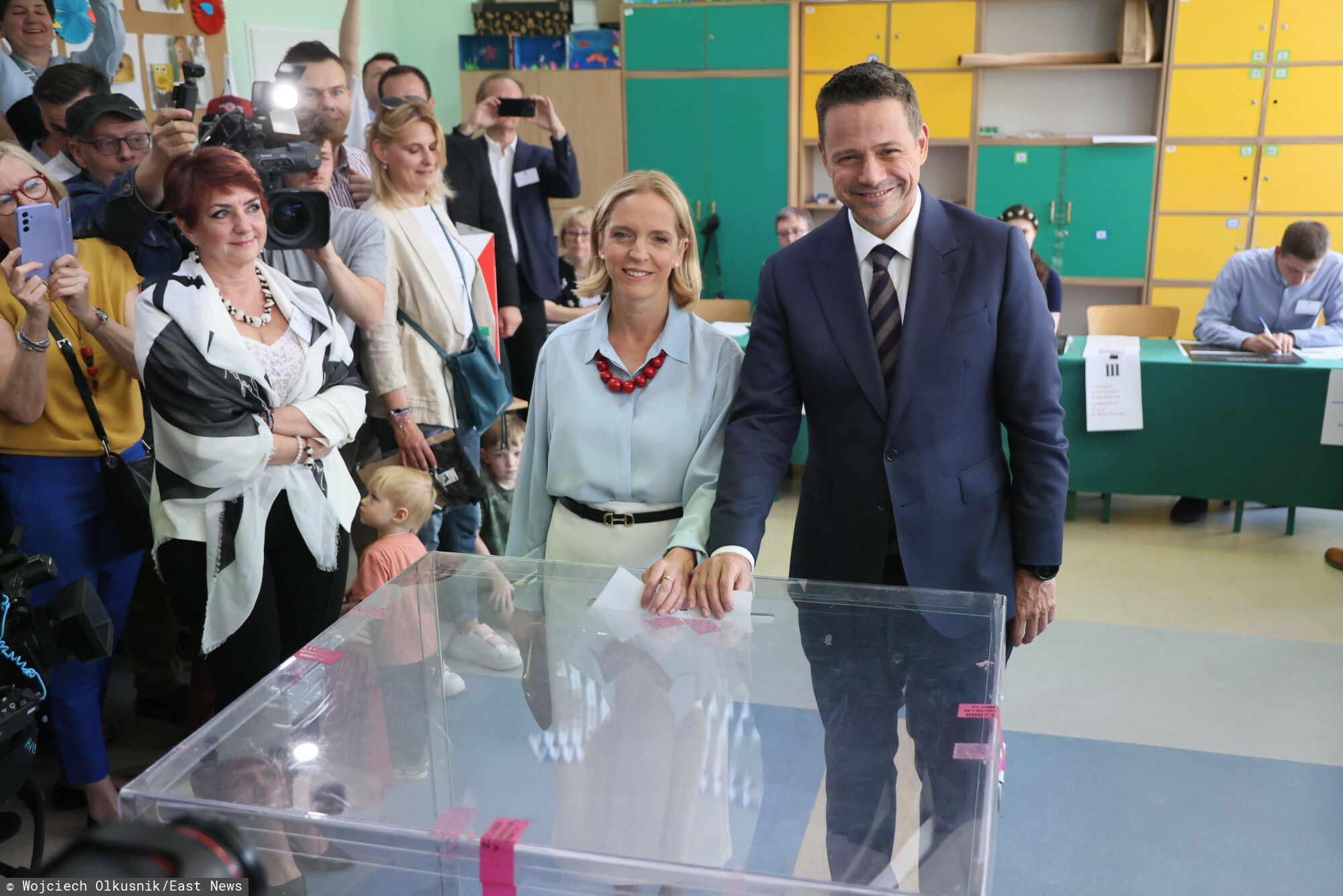 Gwiazdy głosują w drugiej turze. Zdjęcia z lokali wyborczych w sieci