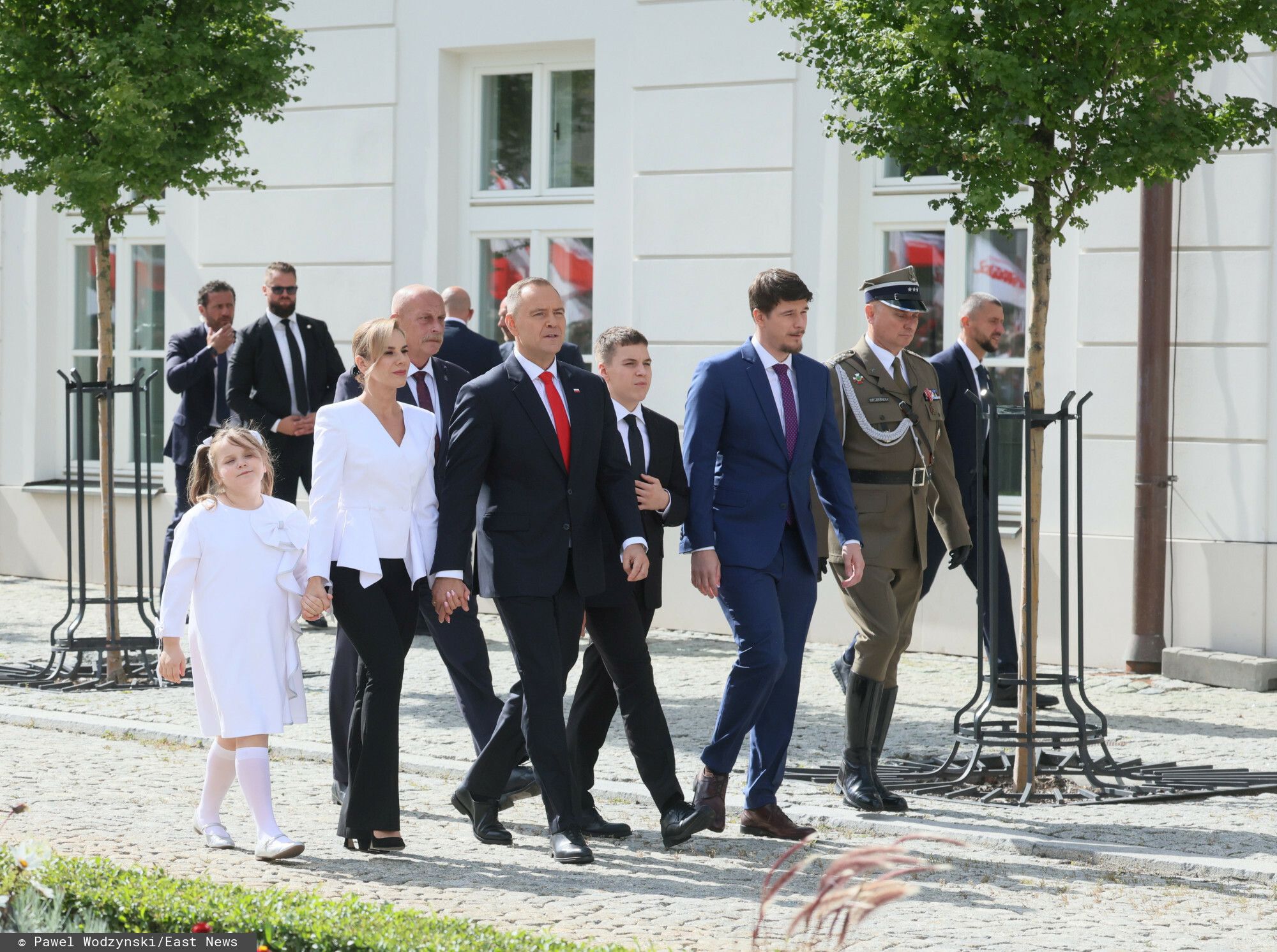 Kasia Nawrocka w garniturze jak mama! Cała rodzina prezydenta taka elegancka na procesji Bożego Ciała