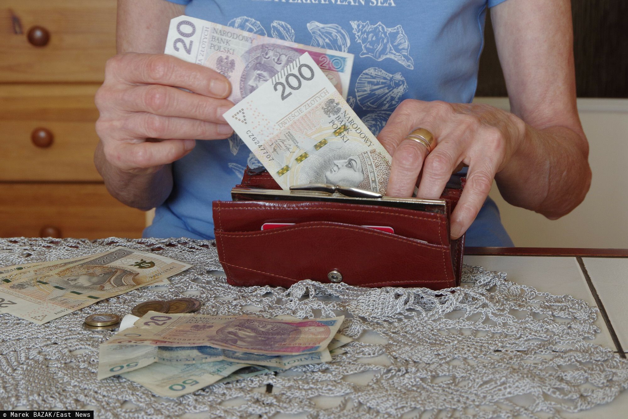 Pilne wieści dla emerytów. Są wstępne wyliczenia marcowej waloryzacji. Niesłychane, ile dostaniesz "na rękę"