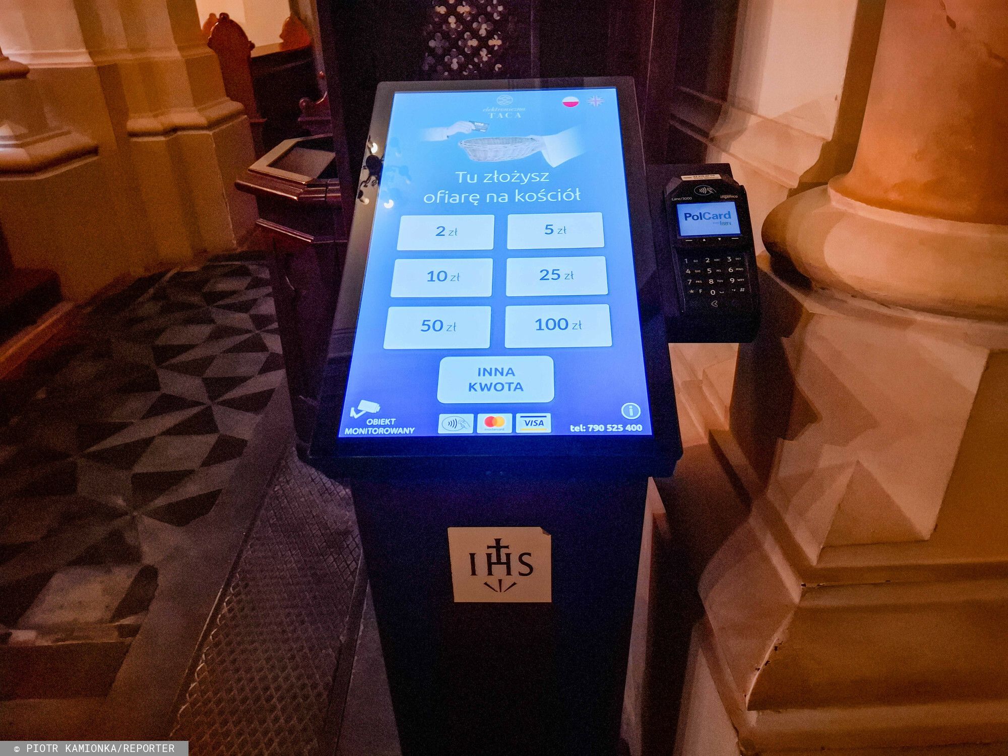 To koniec tradycyjnych ofiar zbieranych na tace? Księża stawiają na płatności bezgotówkowe