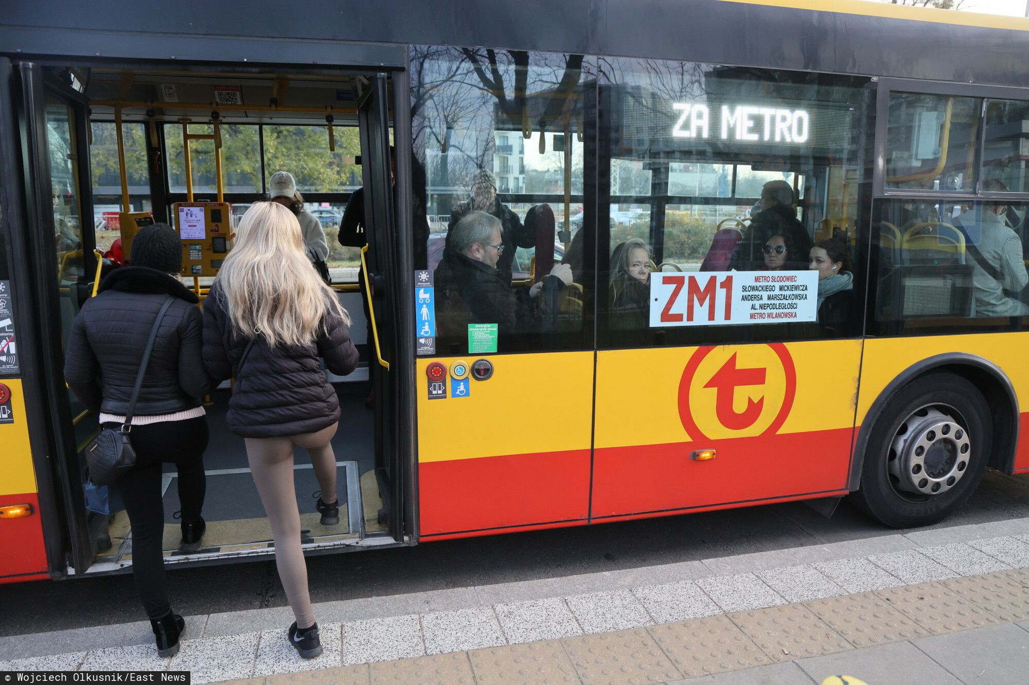 Paraliż metra w Warszawie. Atak graficiarzy spowodował ogromne utrudnienia