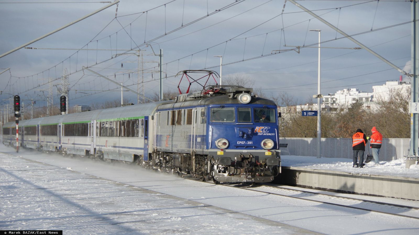 Awaryjny postój pociągu na trasie Kraków-Kołobrzeg. 200 minut opóźnienia