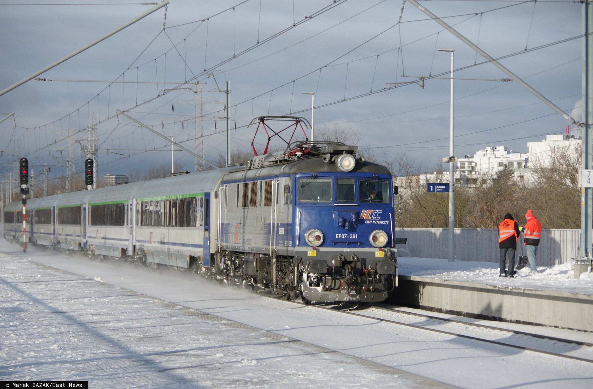 Awaria pociągu IC pod Warszawą. Nocna akcja służb na torach