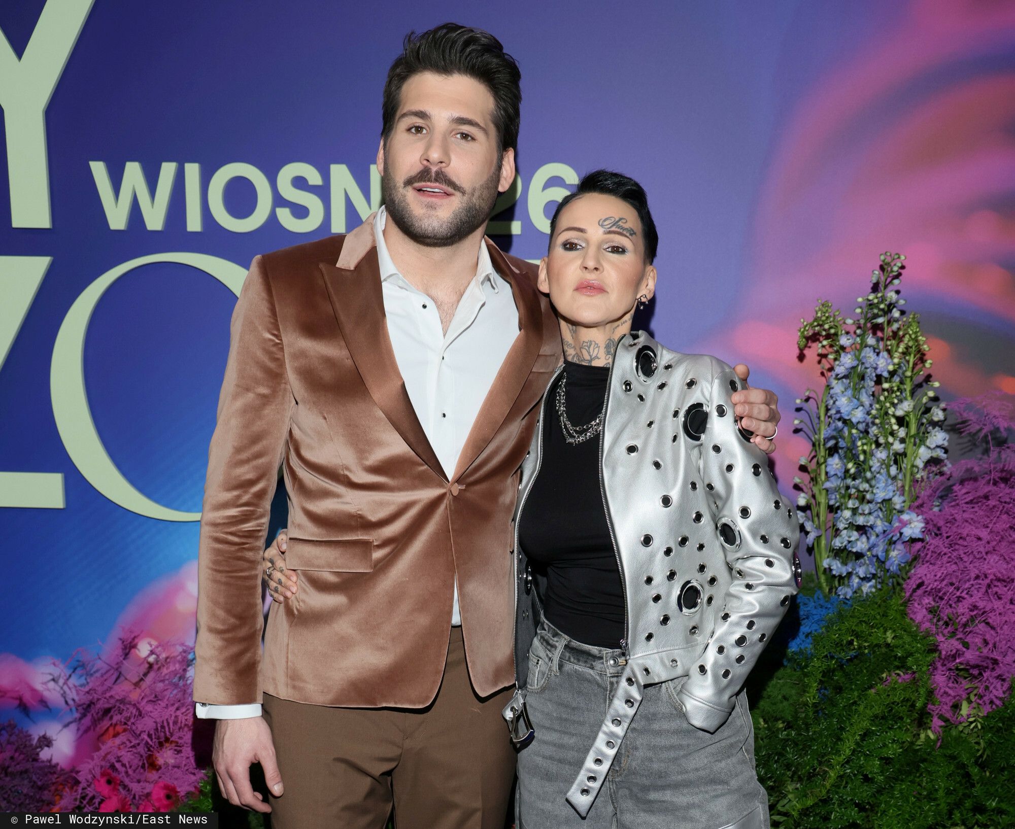 Agnieszka Chylińska z przystojnym mężczyzną na ściance. Ujawniamy, kogo czule obejmowała