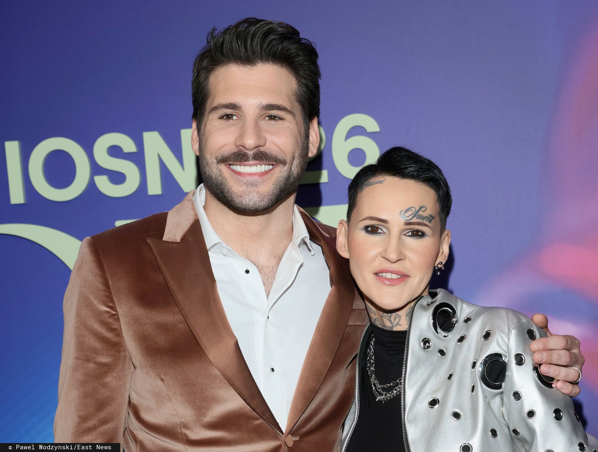 Agnieszka Chylińska z przystojnym mężczyzną na ściance. Ujawniamy, kogo czule obejmowała