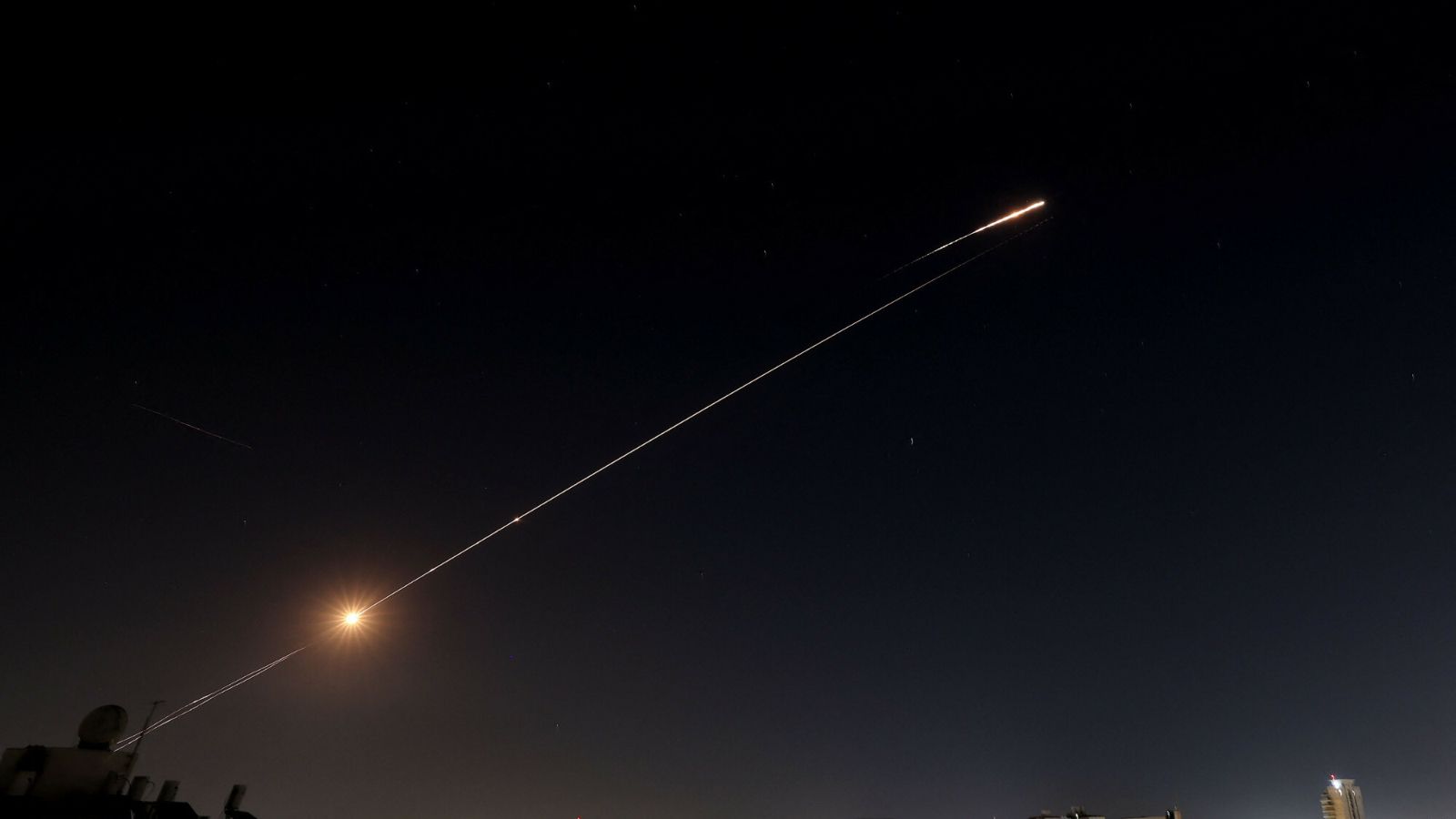 Największy taki atak od początku wojny. W Izraelu zawyły syreny