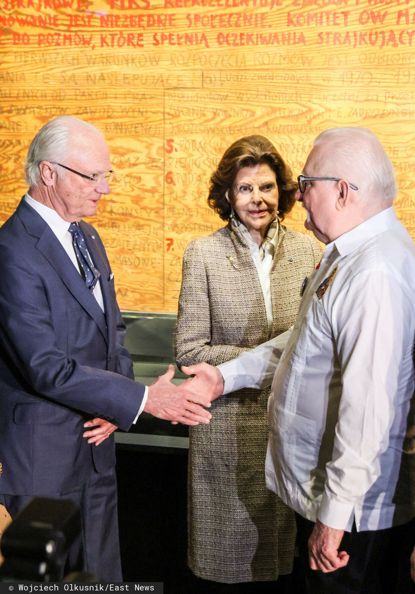 Tak Wałęsa wystroił się na spotkanie z królewską parą ze Szwecji. Co on ma na koszuli?!