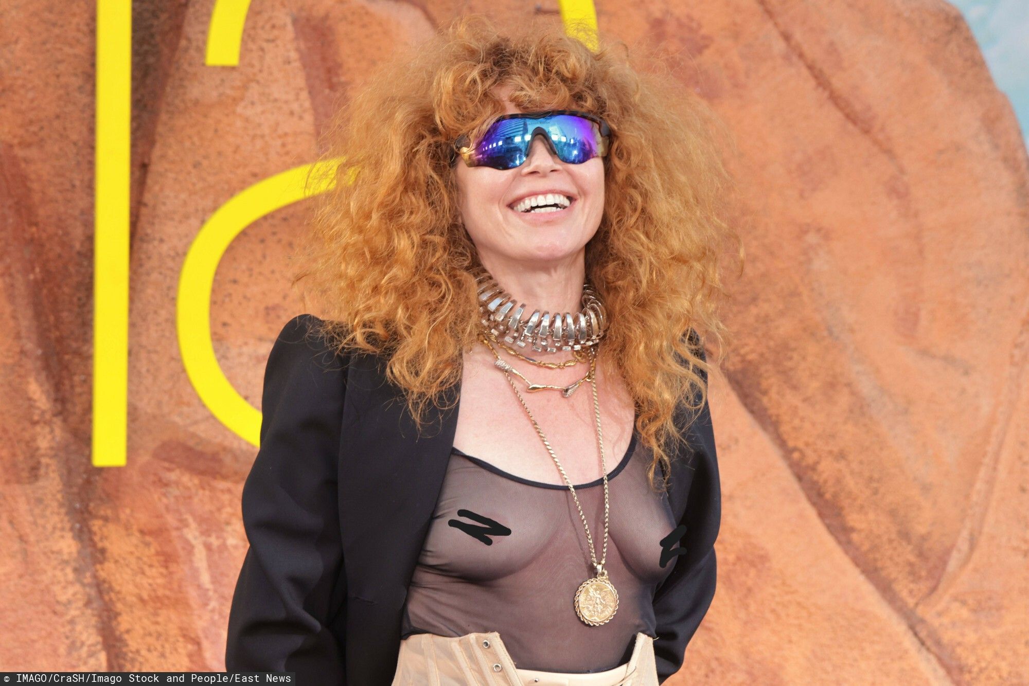 Wyprowadzili gwiazdę z samolotu. Zero reakcji na komendy! Chwilę wcześniej świeciła ciałem na ściance