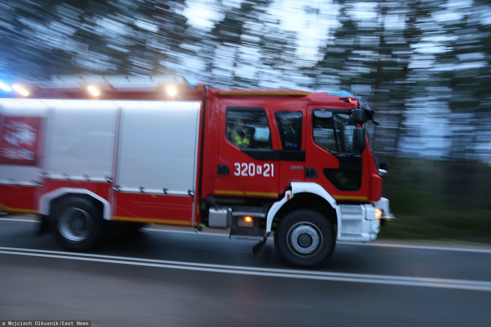 Czołowe zderzenie na DK70. Nie żyje jedna osoba, pięć trafiło do szpitala