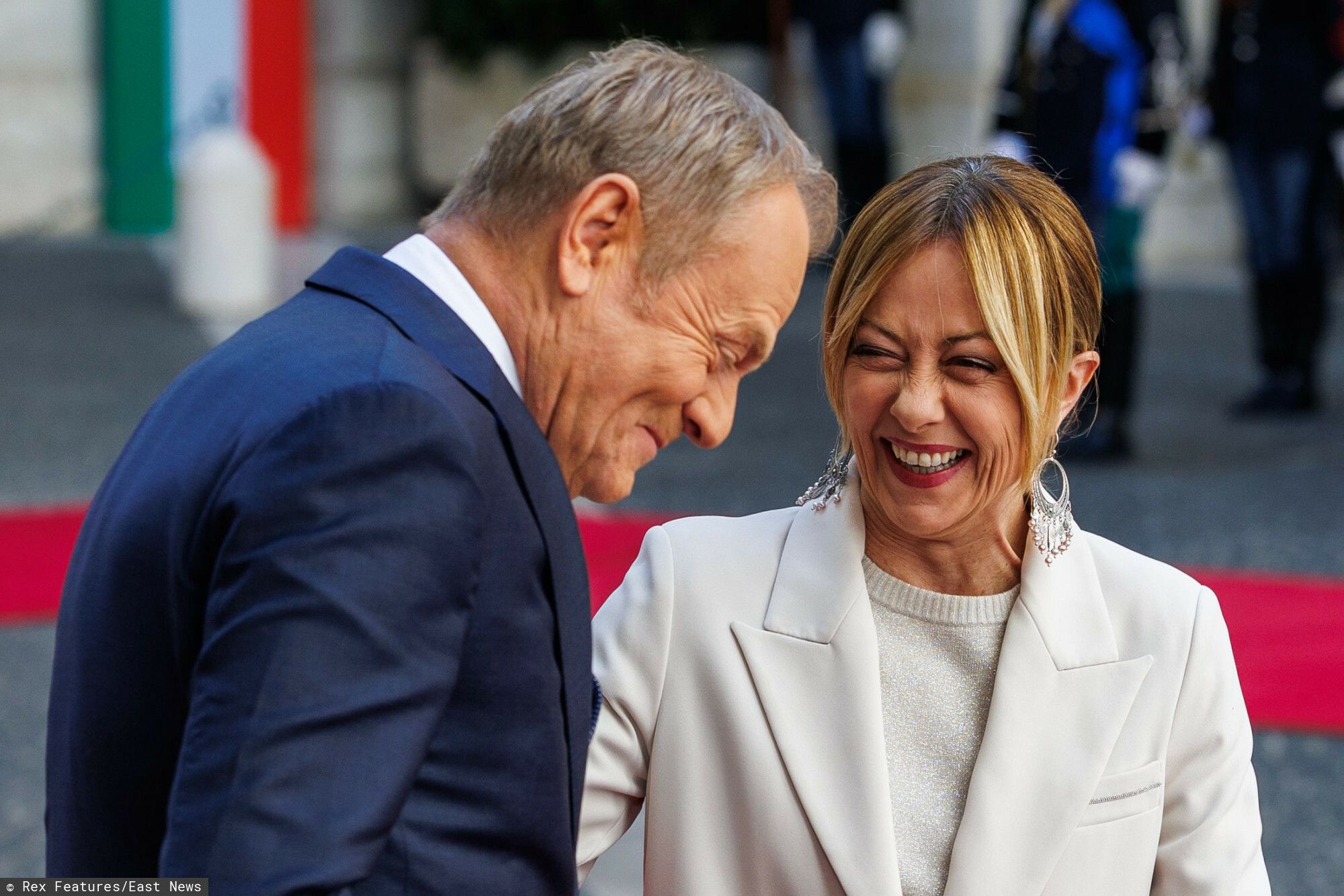 Donald Tusk i Giorgia Meloni przywitali się „włoskim pocałunkiem”. Ekspertka nie mogła milczeć